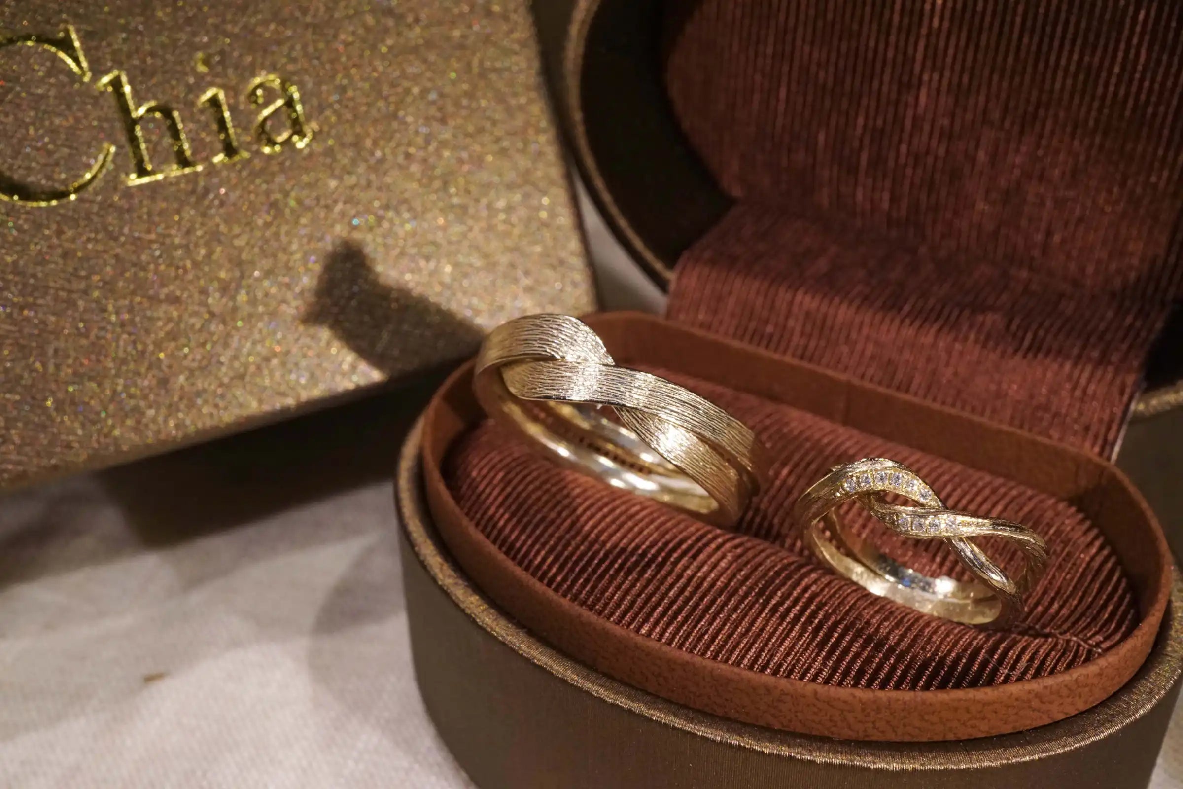 Chia Jewelry客製化婚戒對戒推薦分享，獨特設計的二合一設計k金婚戒鑲鑽款式