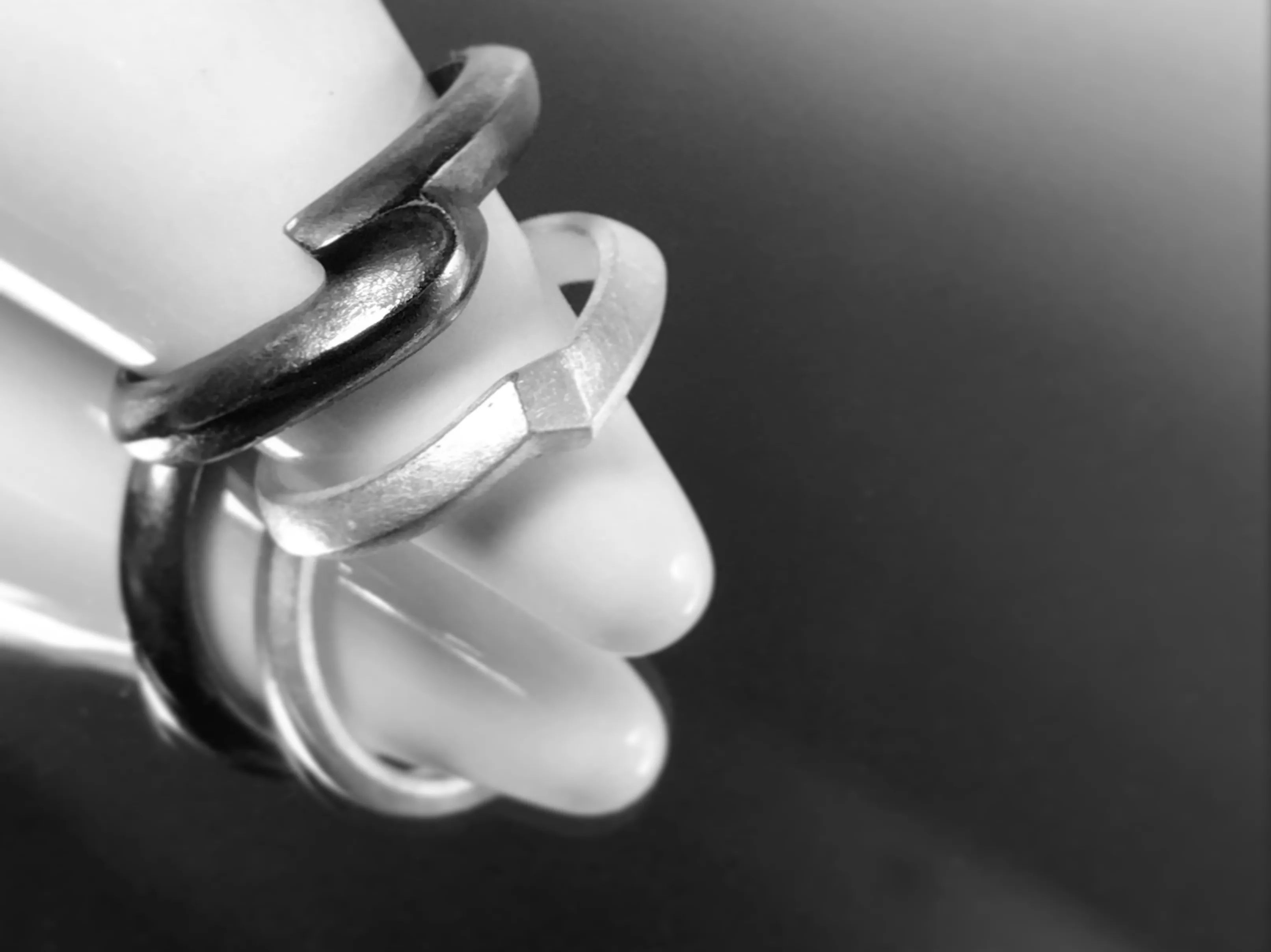 Chia Jewelry訂製婚戒對戒,以字母為主題,黑白雙色簡約婚戒設計