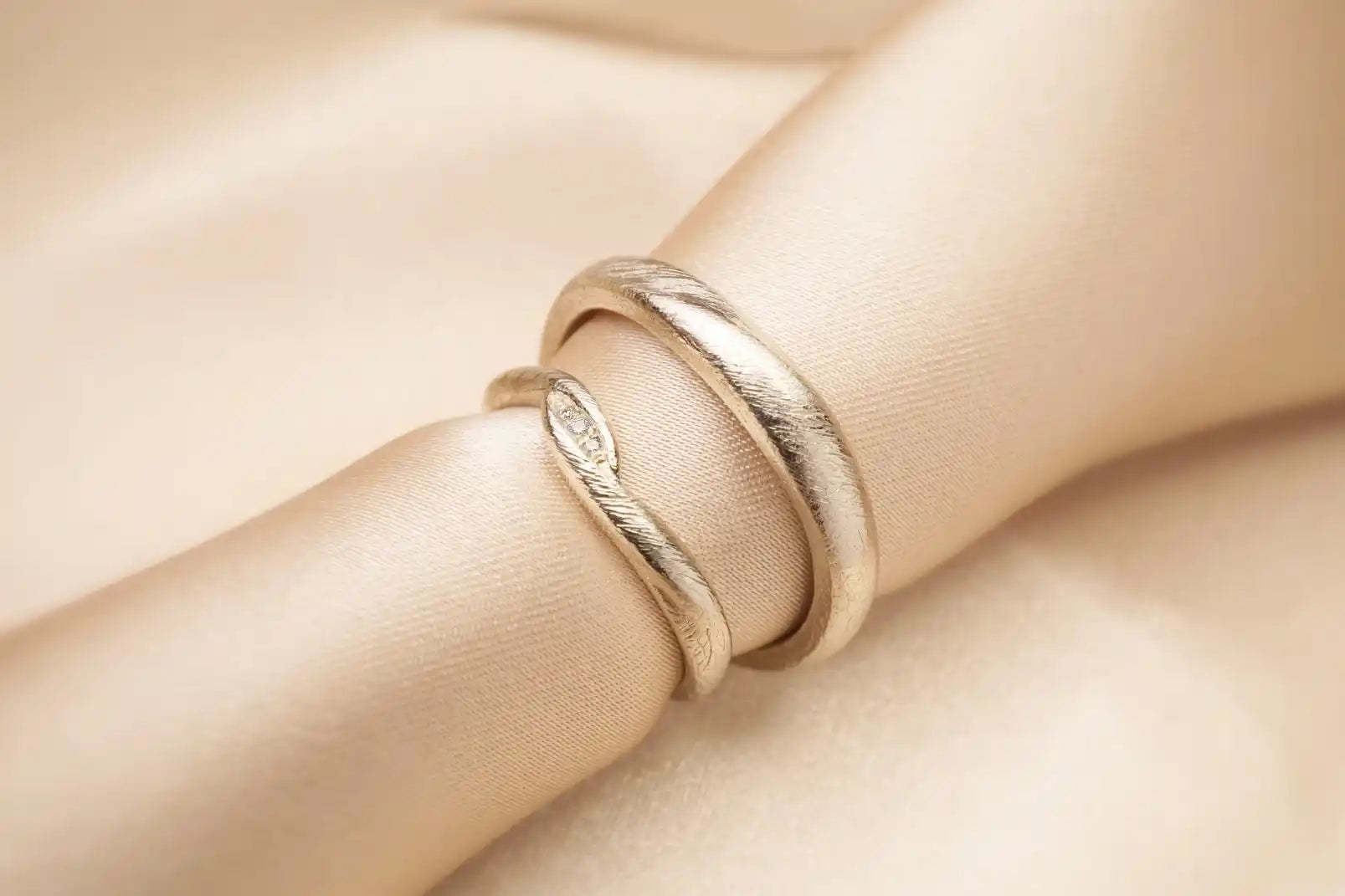 Chia Jewelry客製化簡約對戒介紹,獨特紋路的簡約婚戒設計,以14k金和鑽石手工製作