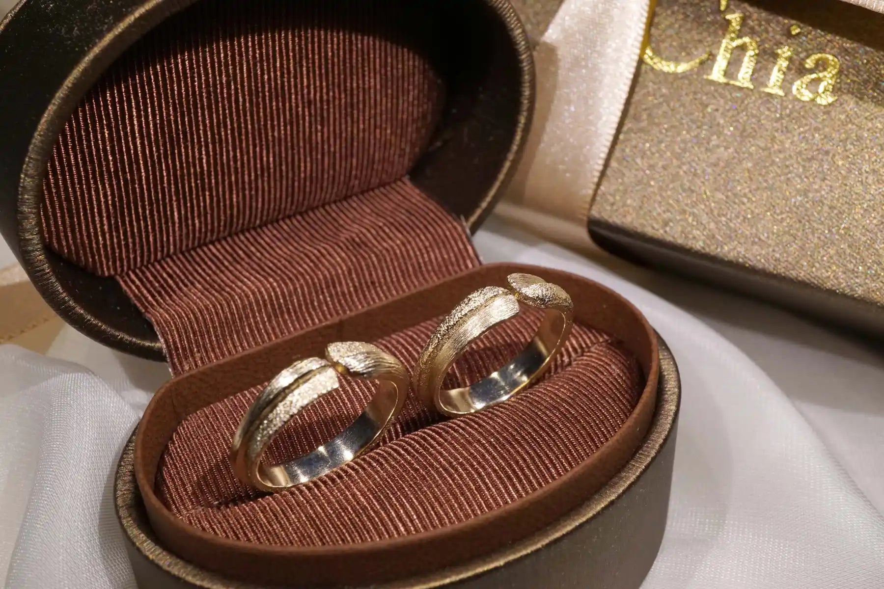 Chia Jewelry客製化k金婚戒對戒品牌推薦分享,以擁抱為主題的獨特簡約婚戒設計,可調式婚戒採用14k金製作