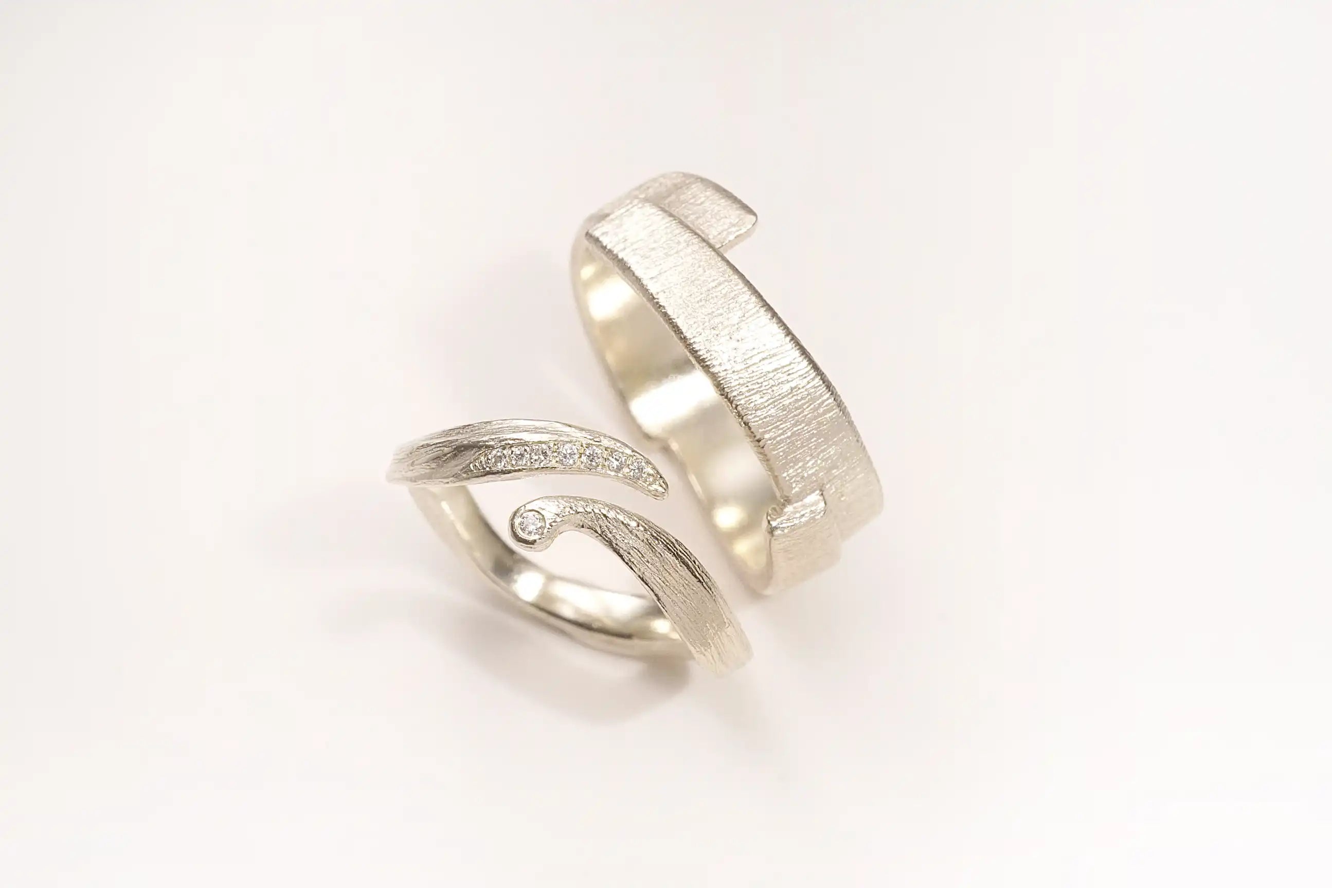 Chia Jewelry客製化k金婚戒對戒,以風雨為主題的獨特簡約婚戒設計,採用14k金和鑽石製作