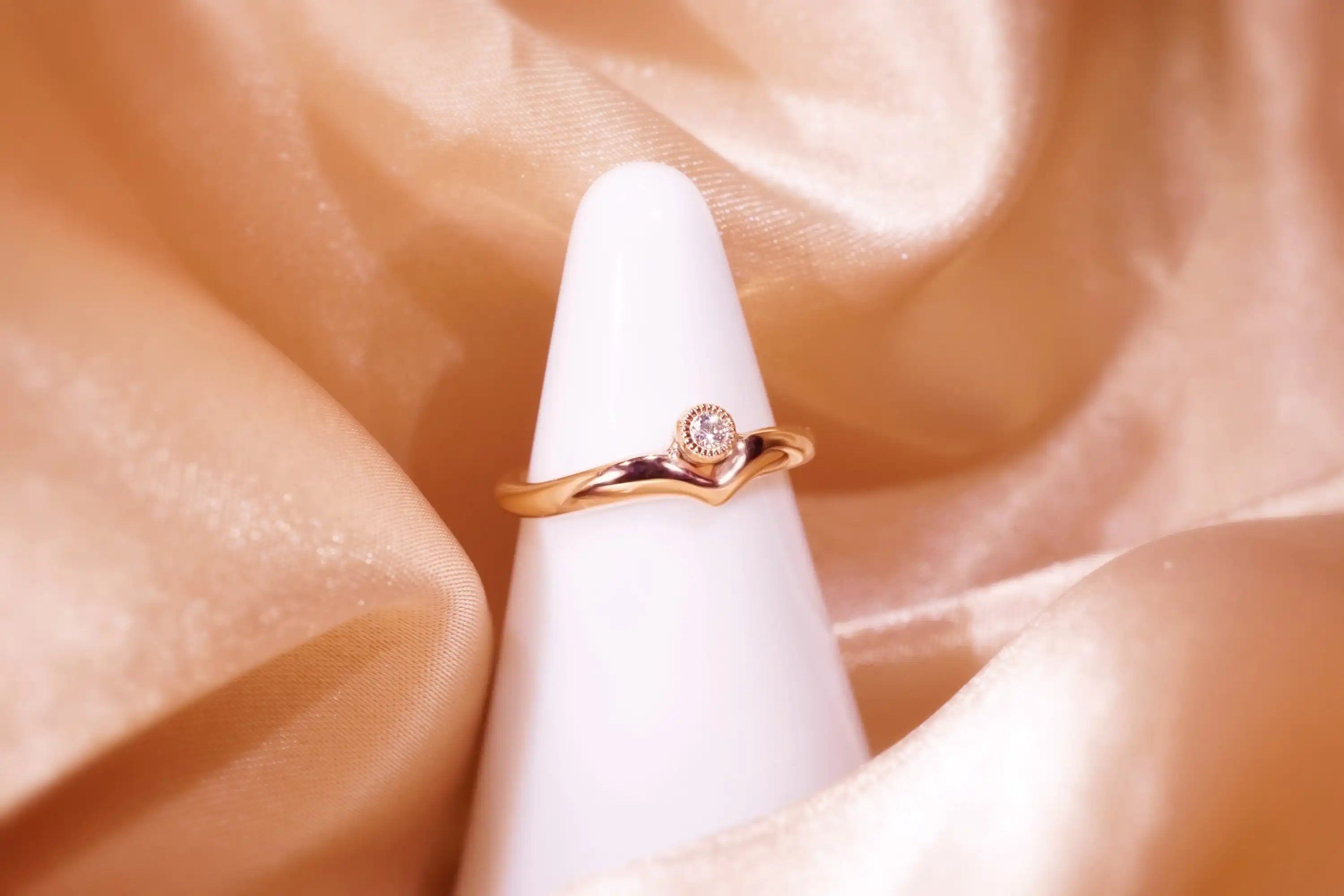 Chia Jewelry訂製k金鑽石婚戒求婚戒,以微笑為主題的優雅婚戒設計