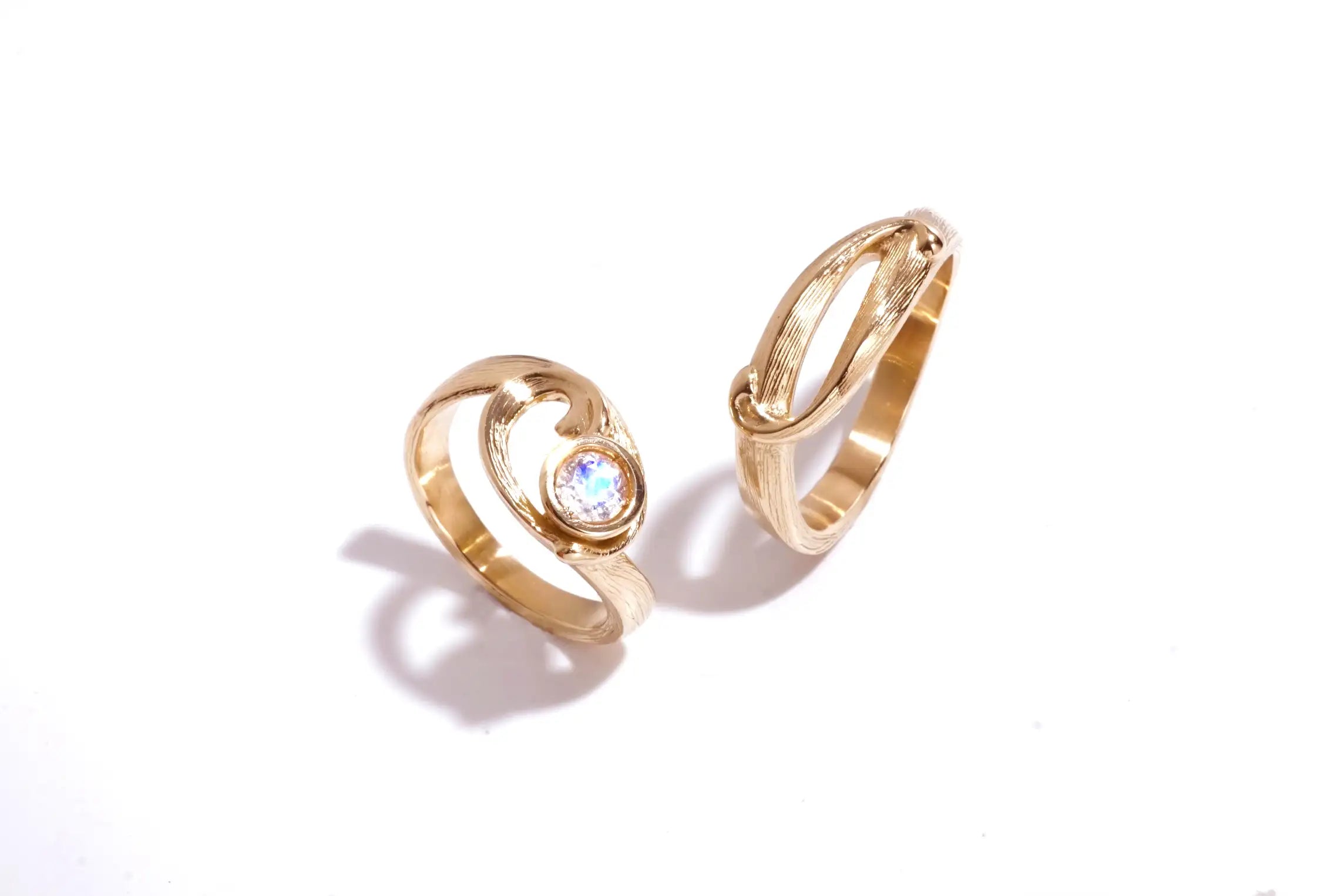 Chia Jewelry訂做婚戒與客製化對戒服務,以月光石與14k金打造的浪漫設計風格獨特婚戒