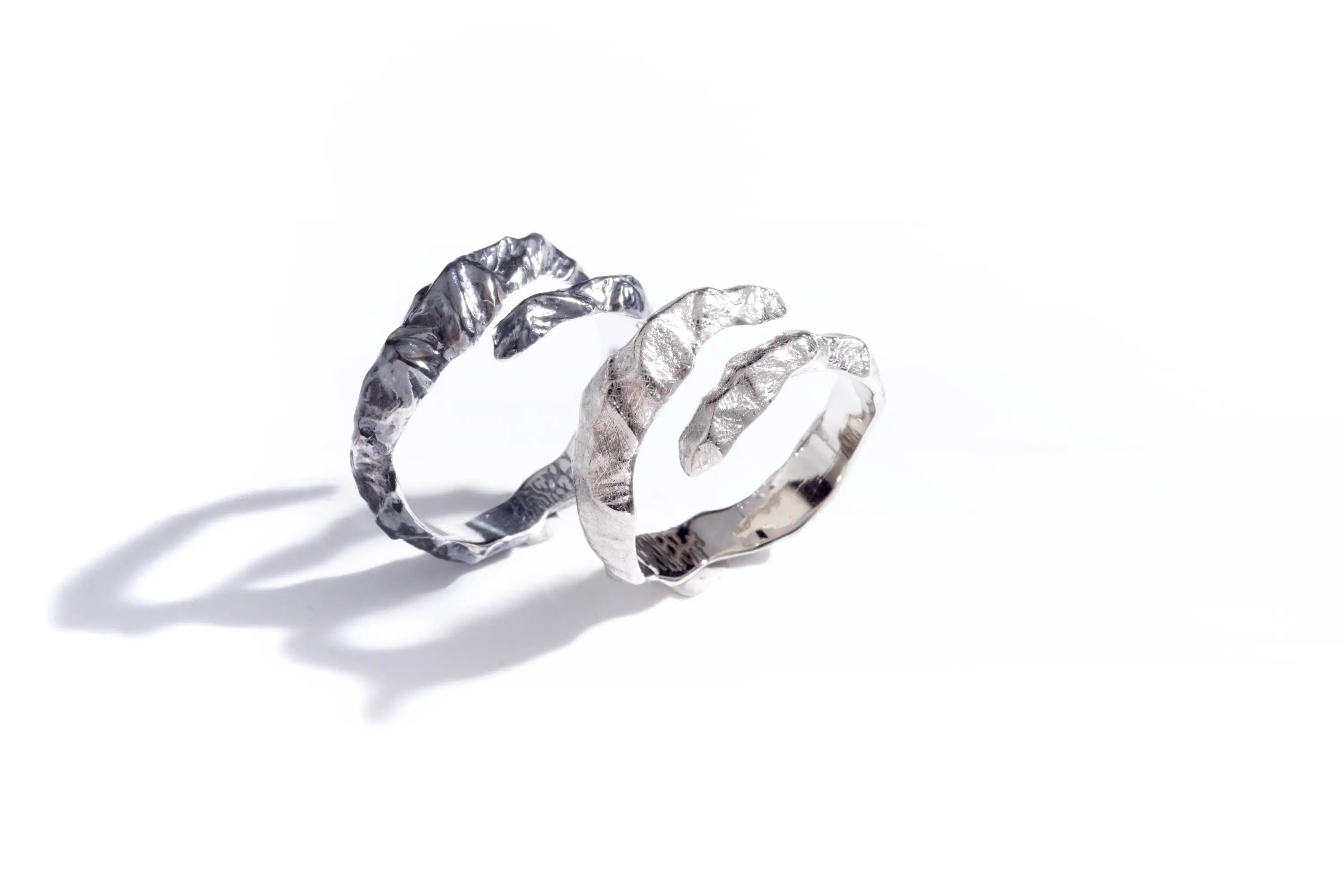 Chia Jewelry訂做婚戒客製化對戒服務,獨特設計,以山為設計主題的925銀手工訂製對戒。