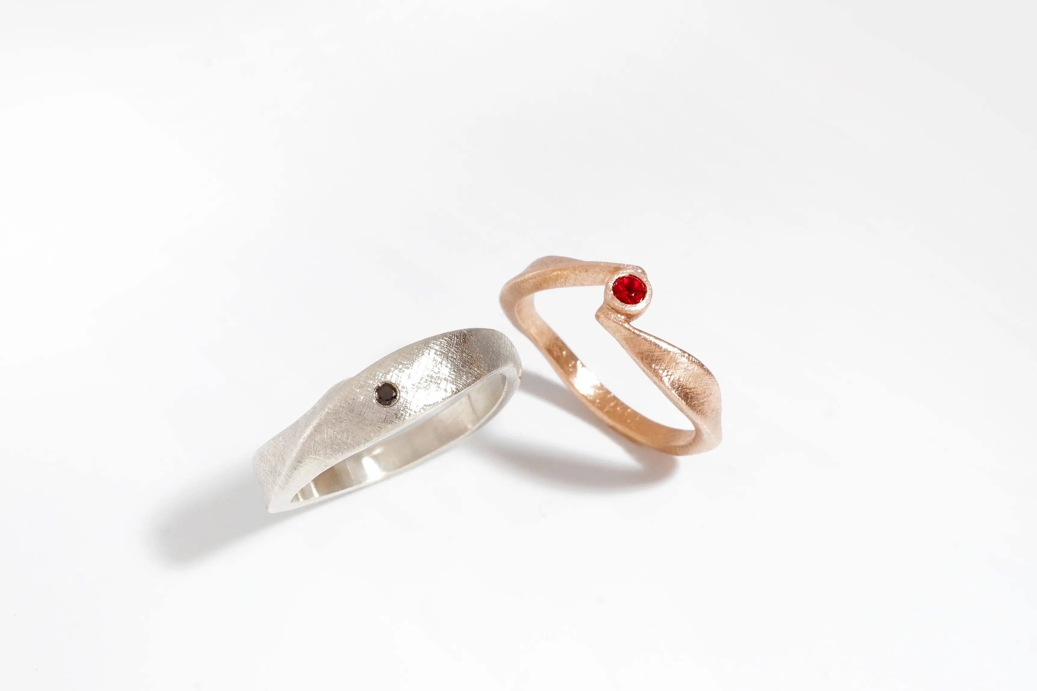 Chia Jewelry簡約客製化婚戒訂做案列介紹,以尖晶石與紅寶石結合14k金手工製作的客製化對戒。