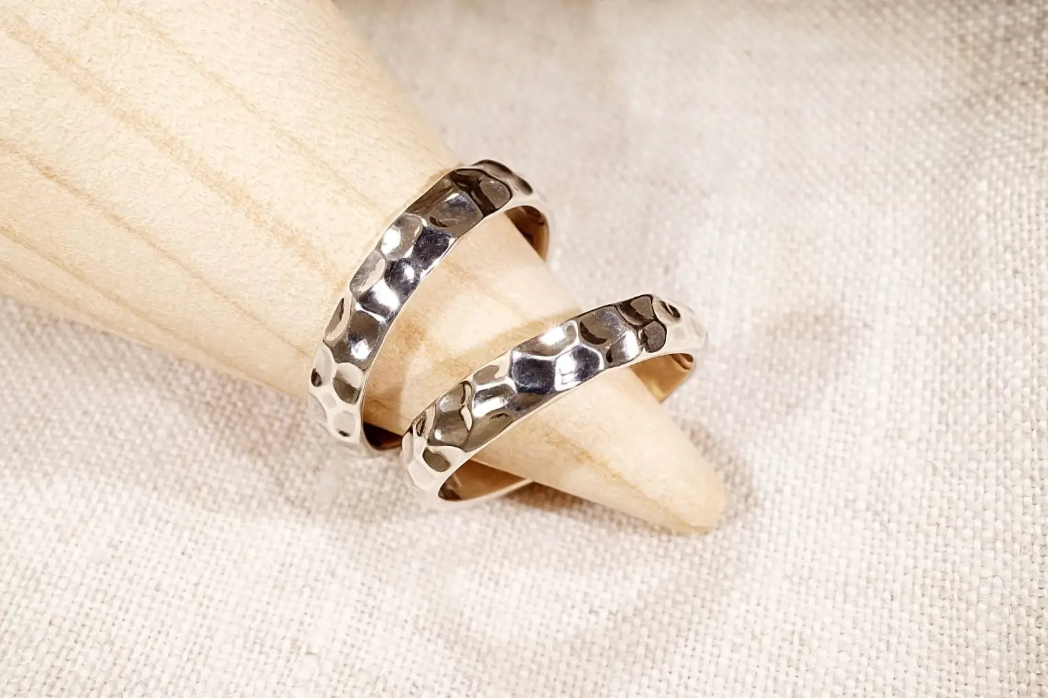 chia jewelry客製化對戒輕珠寶,以925銀製作,採用獨特紋路的尾戒設計