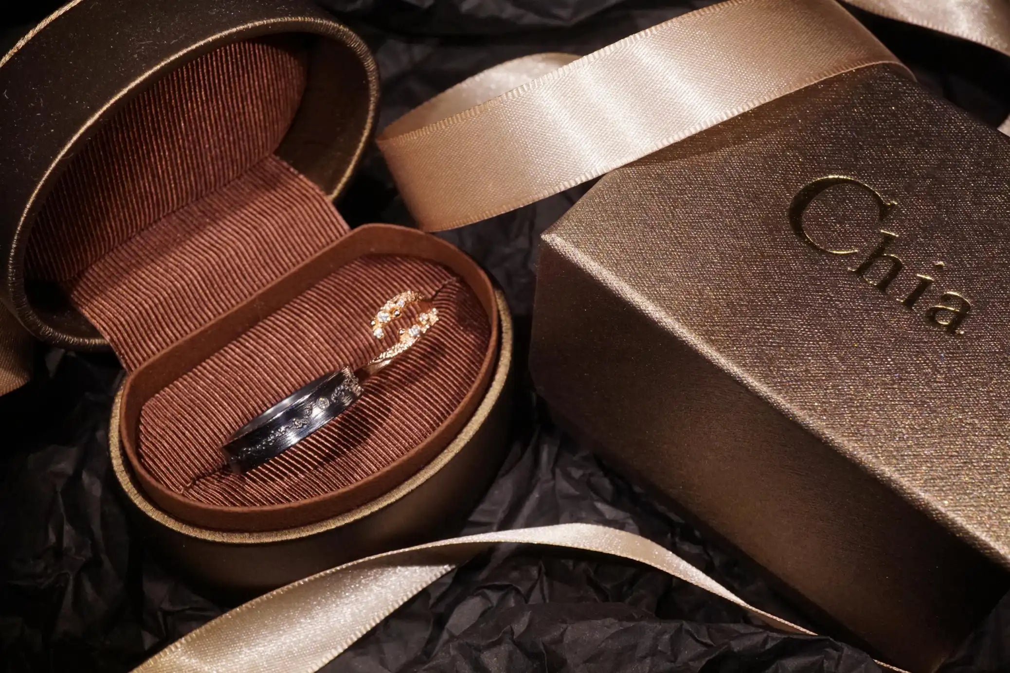 Chia Jewelry婚戒對戒訂製推薦分享,以流星雨夜空為設計主題,採用14k金、鑽石、純銀製作,獨一無二屬於你們的故事婚戒