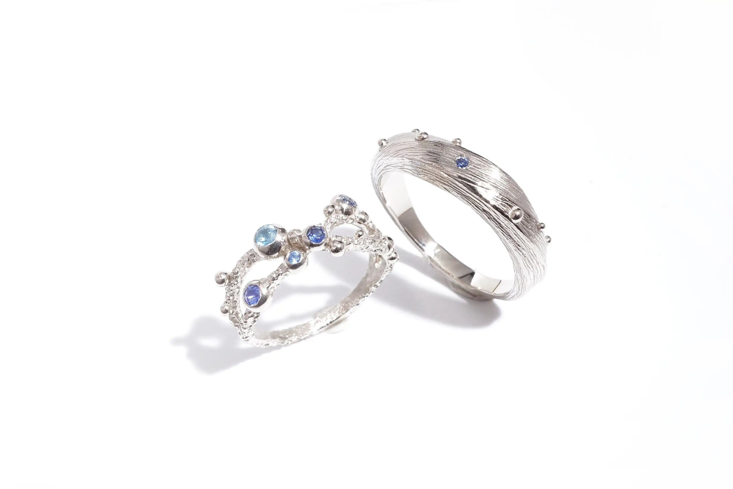 Chia Jewelry訂做婚戒對戒服務。獨特設計的藍寶石與14k金客製化婚戒以海洋為靈感,為新人專屬打造