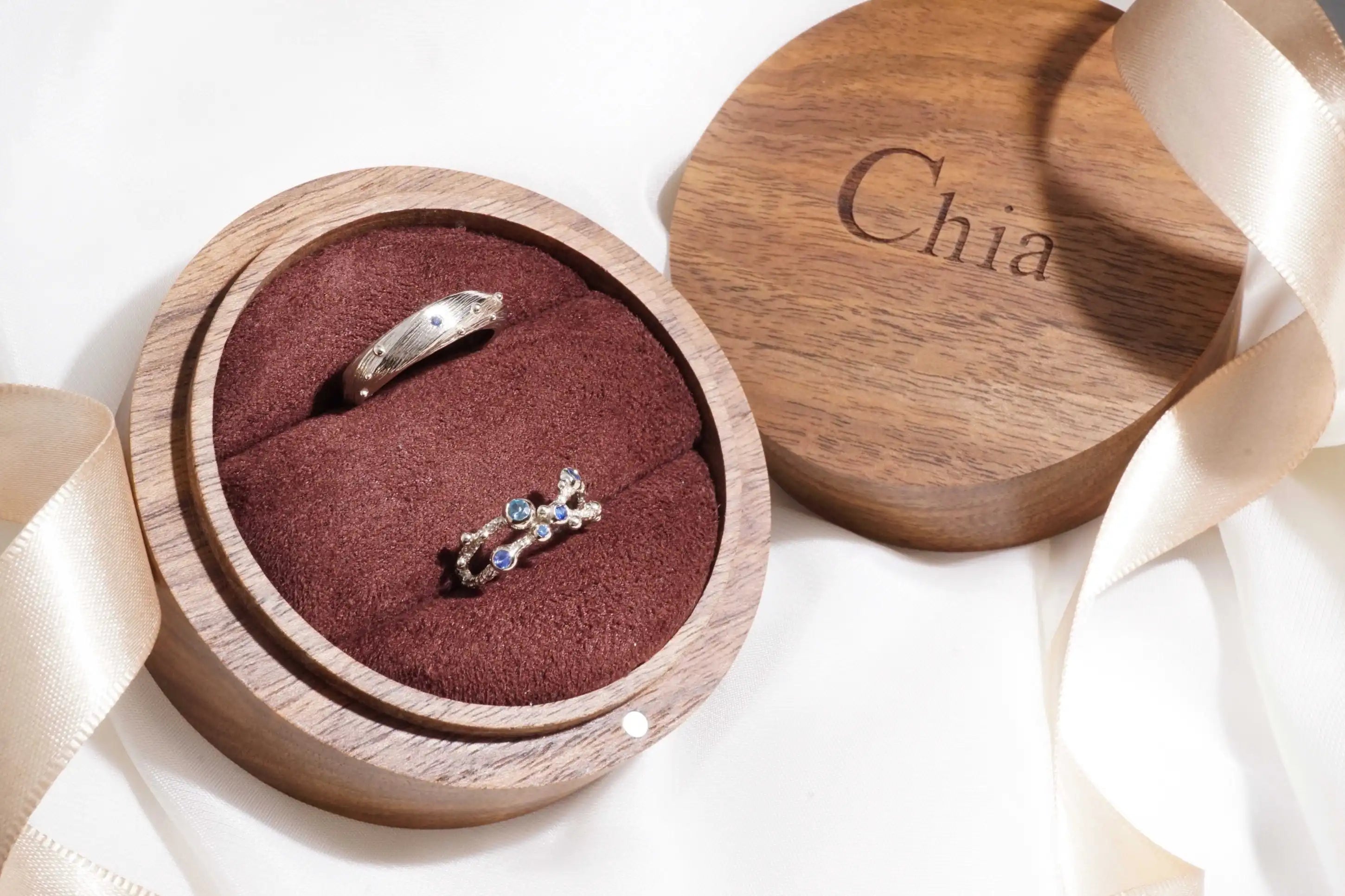 Chia Jewelry訂做婚戒對戒服務。獨特設計的藍寶石與14k金客製化婚戒以海洋為靈感,為新人專屬打造