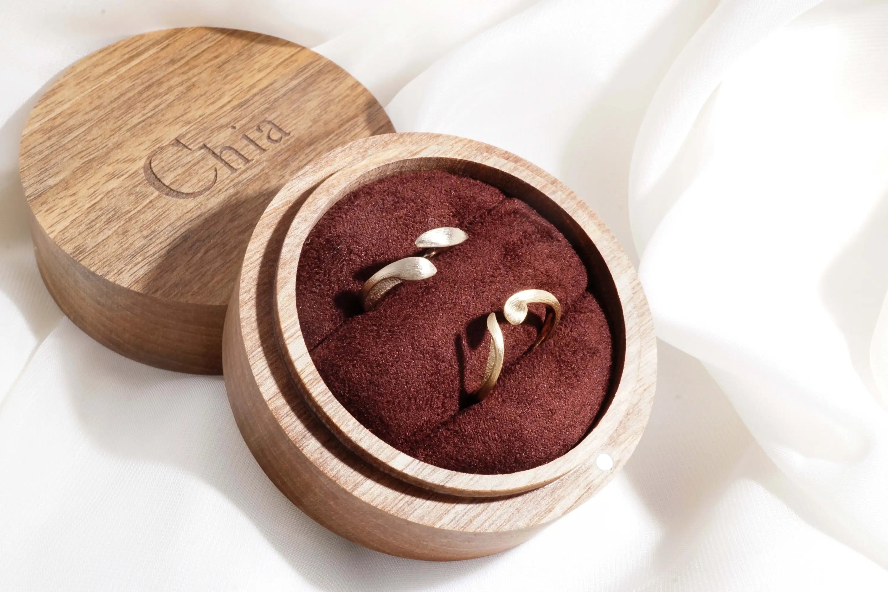 Chia Jewelry 14k金客製化婚戒對戒訂做推薦評價分享,以寵物毛小孩為婚戒設計主題的簡約訂製婚戒
