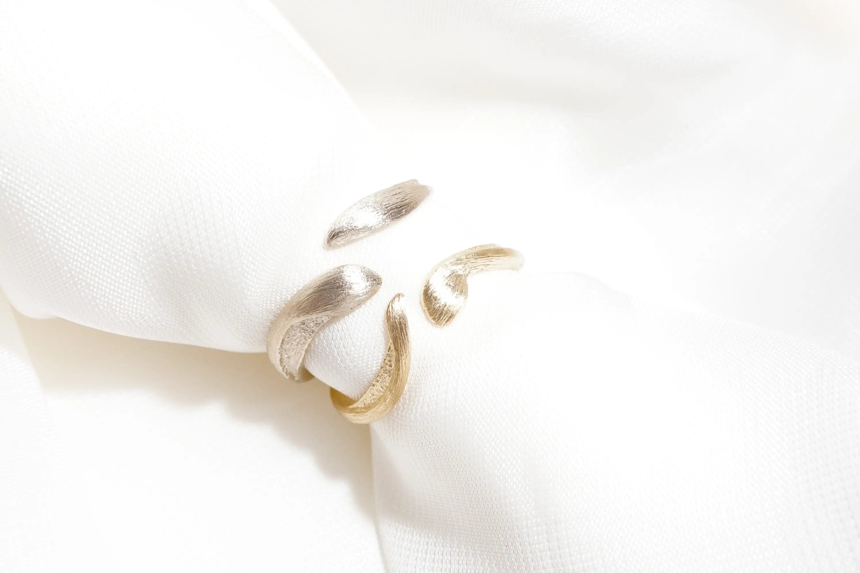 Chia Jewelry 14k金客製化婚戒對戒訂做,以寵物毛小孩為婚戒設計主題的簡約訂製婚戒