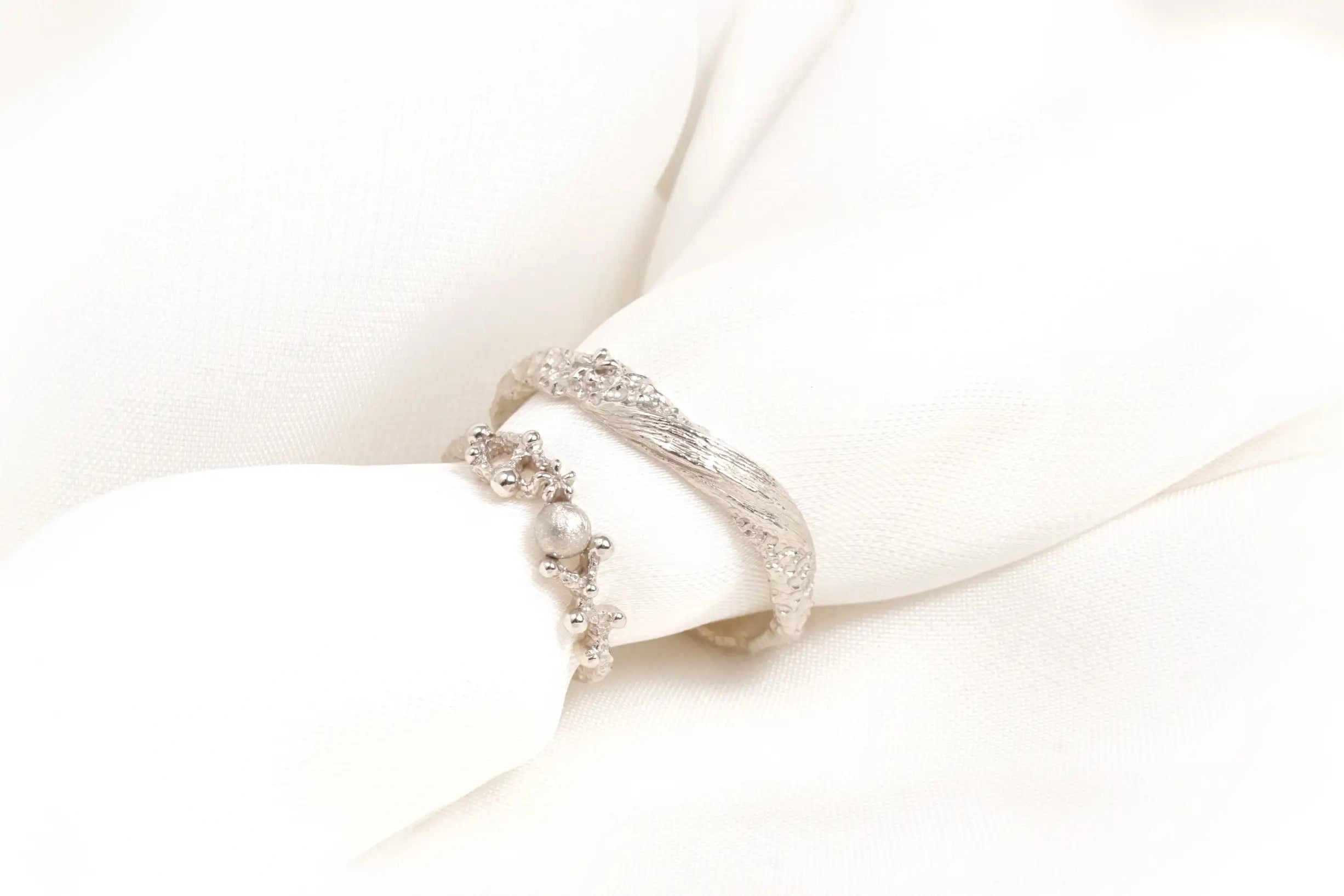 Chia_Jewelry_unique_customize_wedding_ring_breeze_and_moon.webp