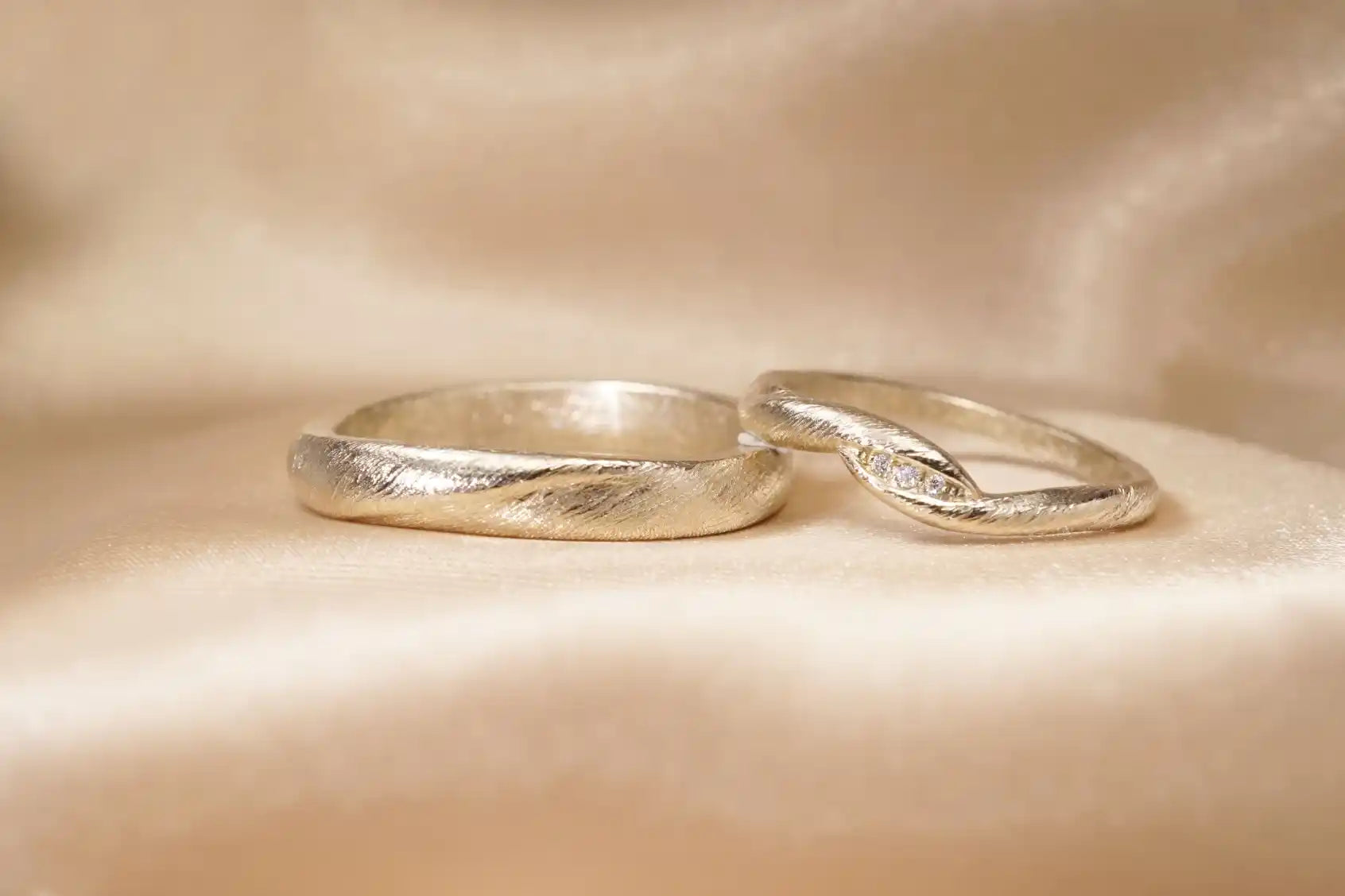 Chia_jewelry_bespoke_wedding_rings_blend_in_9.webp
