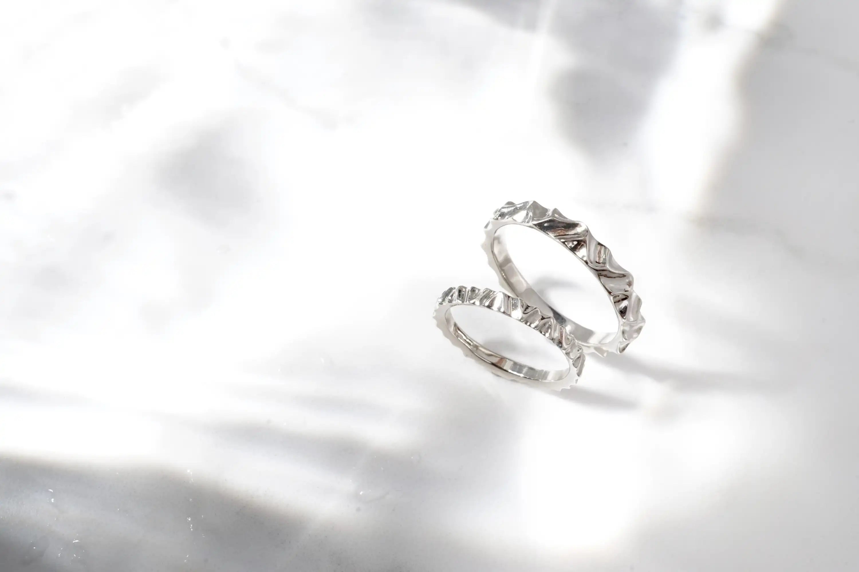Chia_jewelry_bespoke_wedding_rings_mountain_sea_3.webp