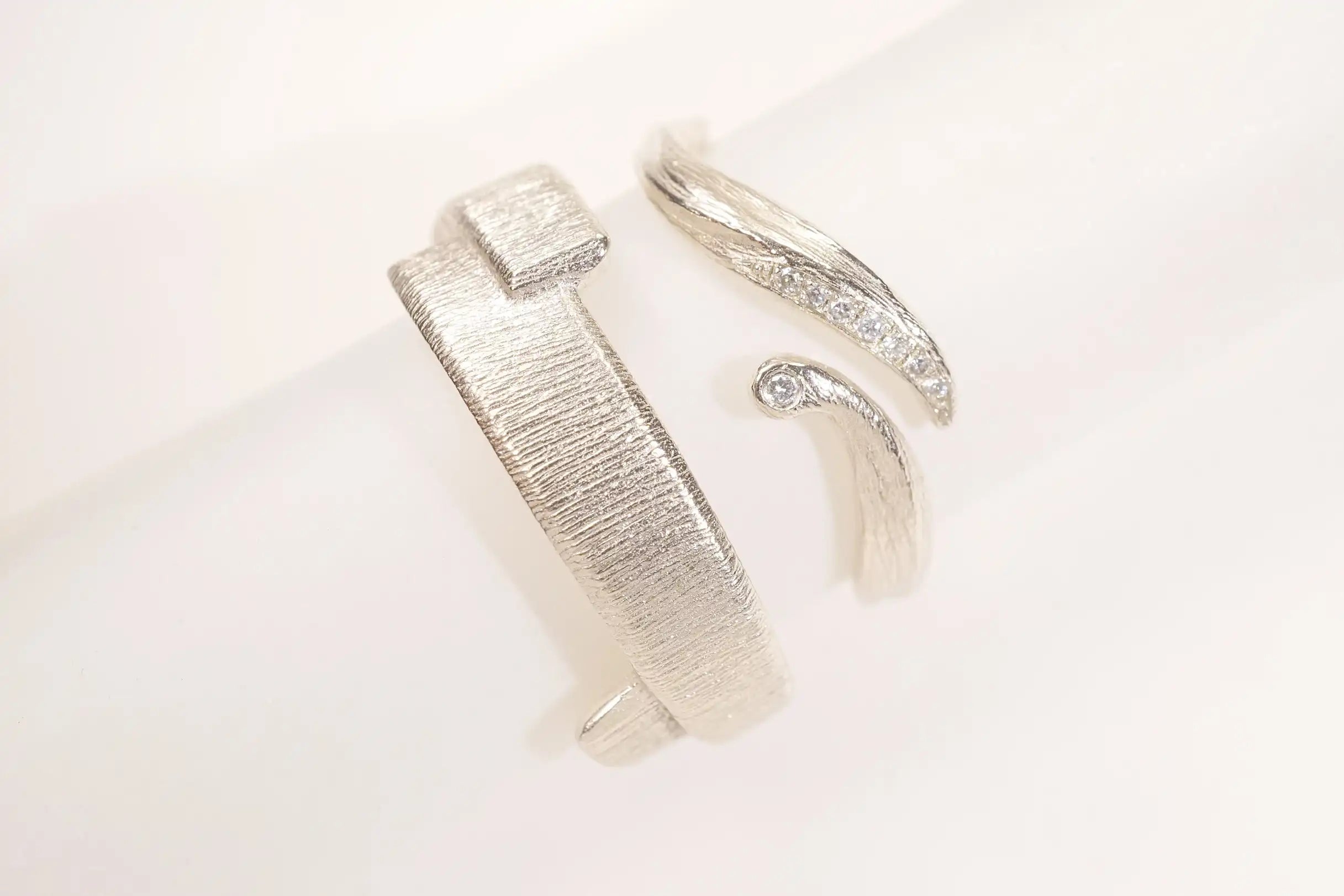 Chia_jewelry_bespoke_wedding_rings_wind_rain_3.webp