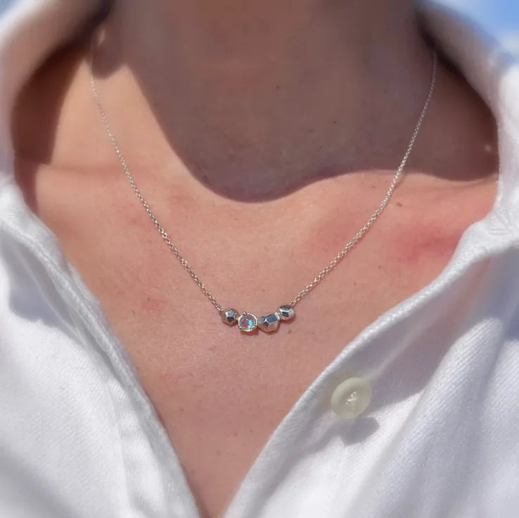 Chia Jewelry簡約設計感鎖骨鏈,以925銀與月光石製作