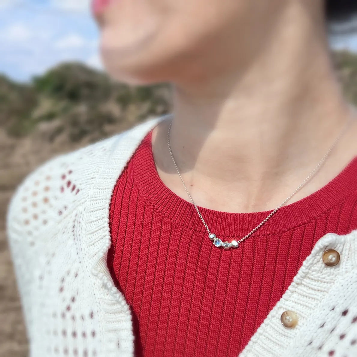 Chia Jewelry簡約設計感鎖骨鏈,以925銀與月光石製作