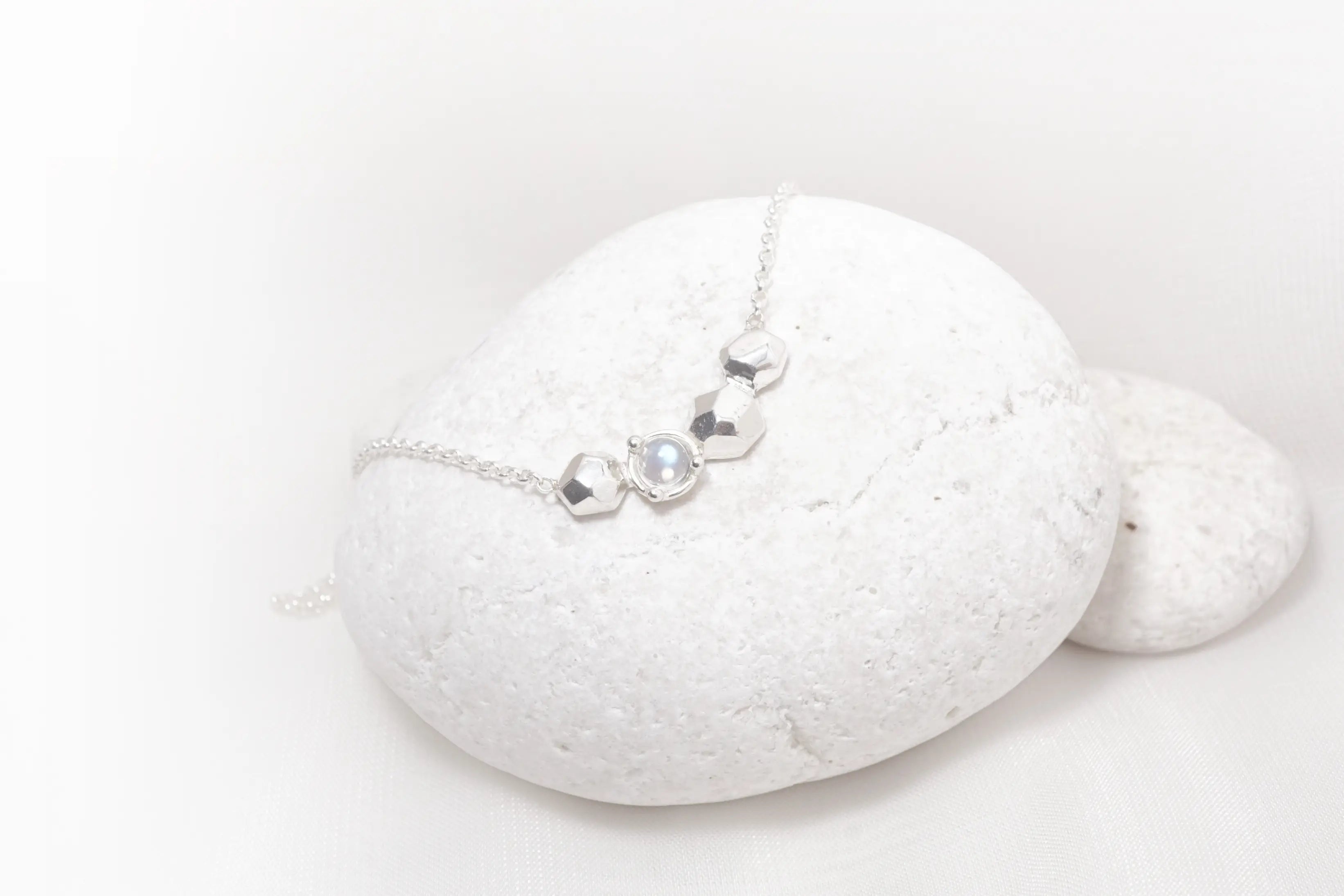 Chia Jewelry簡約設計感鎖骨鏈,以925銀與月光石製作