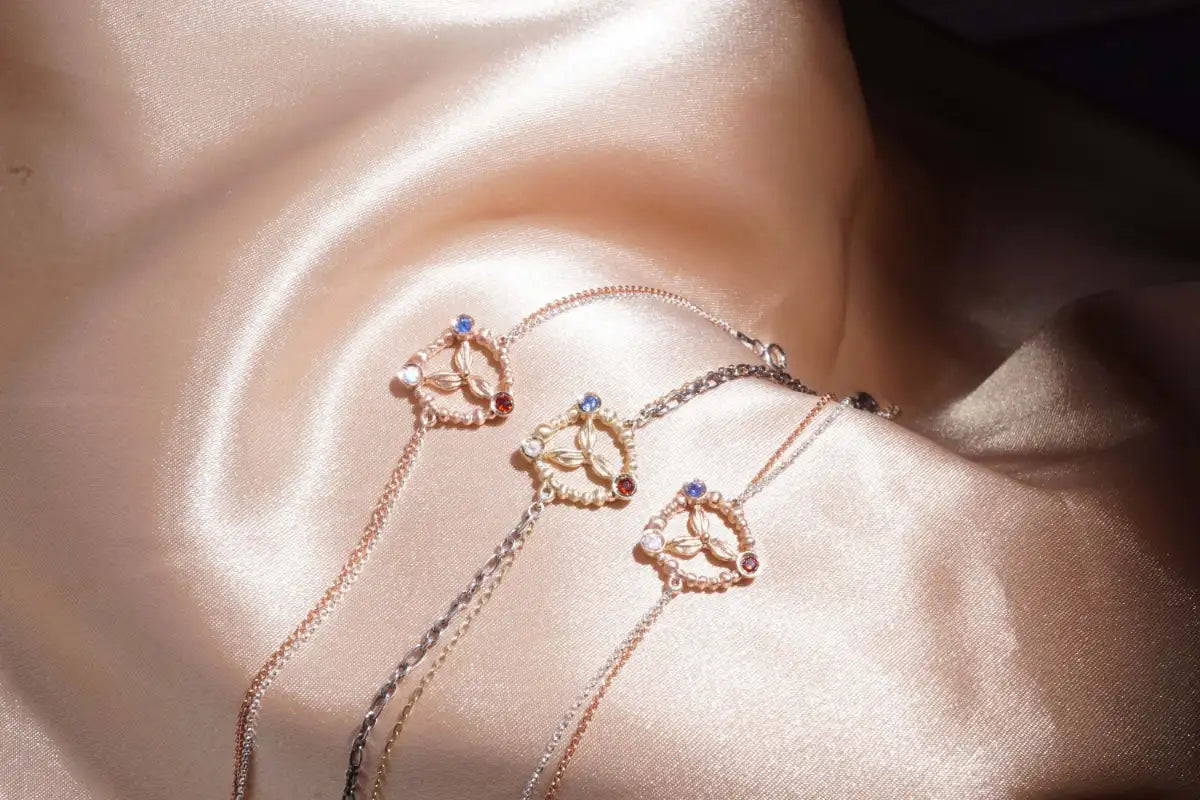 Chia Jewelry訂製輕珠寶，14k金客製化閨蜜手鍊鑲藍寶、月光石和石榴石，紀念友誼的禮物