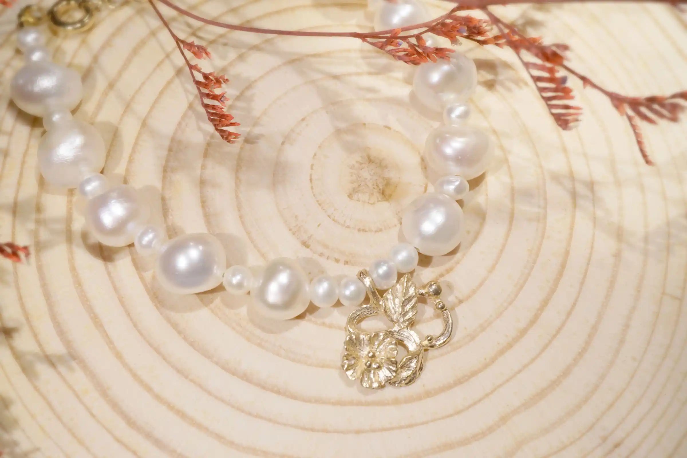 Chia Jewelry訂製k金珍珠手鍊輕珠寶，花草植物設計款式