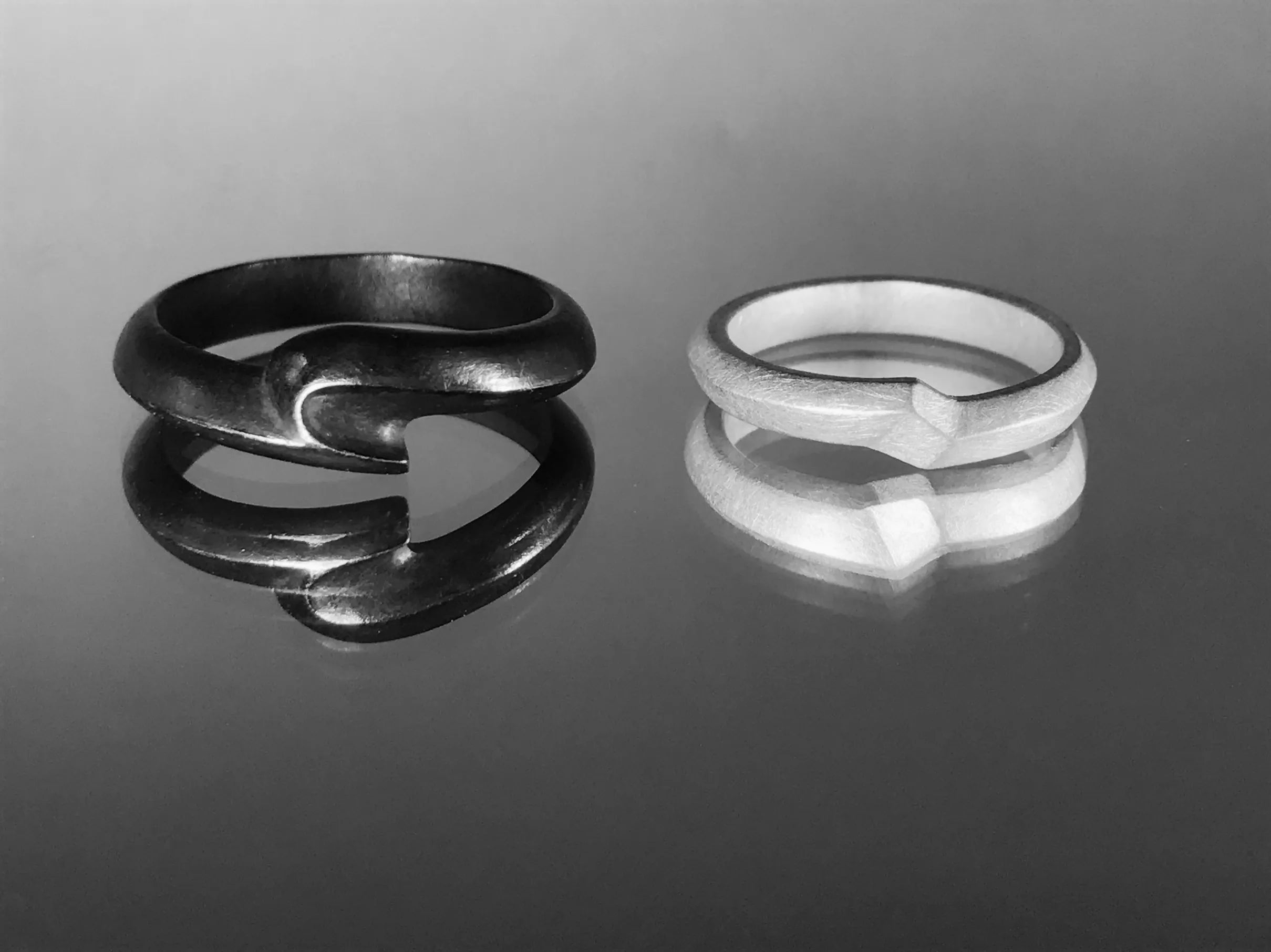 Chia Jewelry訂製婚戒對戒品牌推薦分享，以字母為主題，黑白雙色簡約婚戒設計