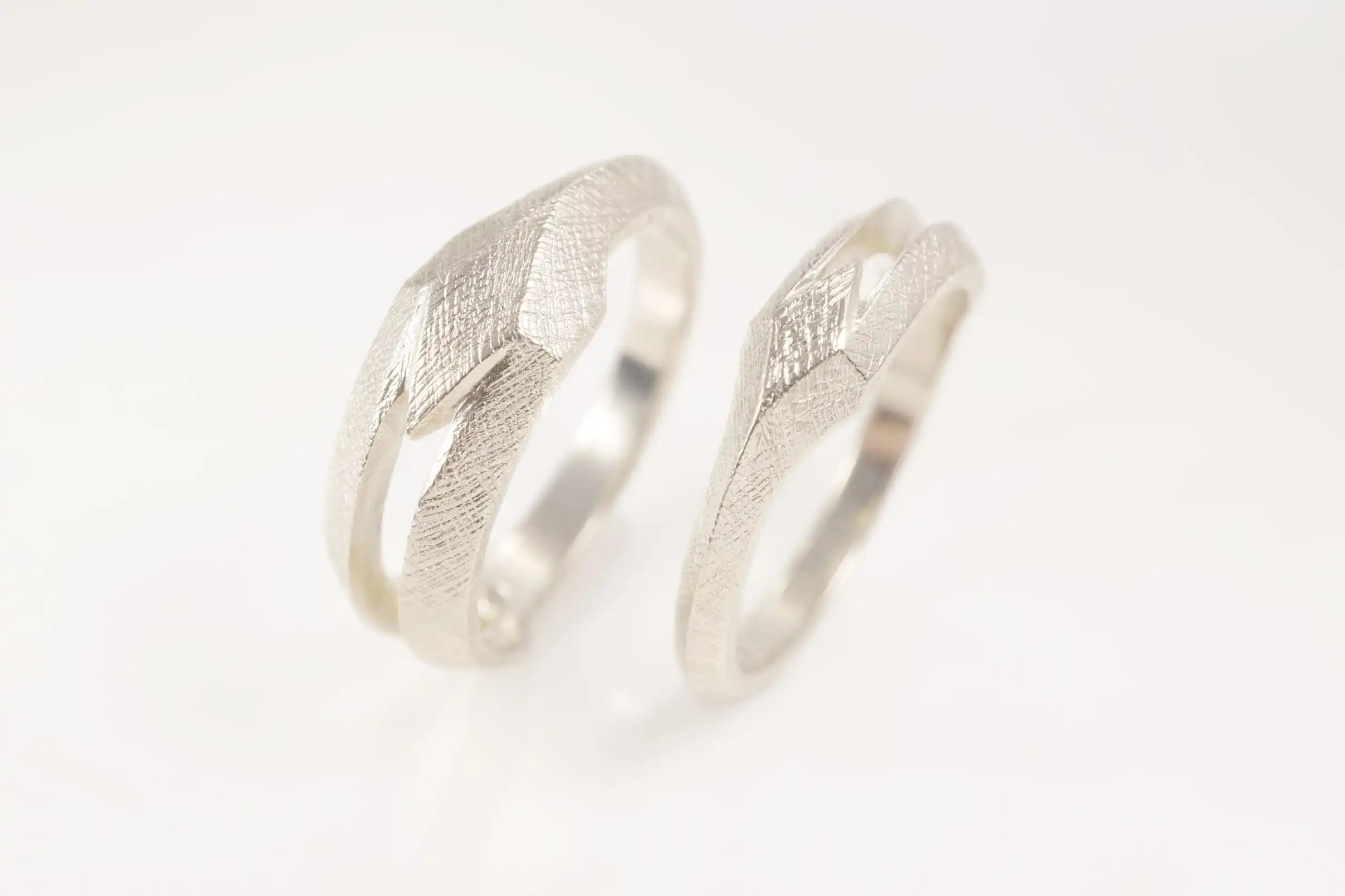 Chia Jewelry訂製k金婚戒對戒，以字母為主題的幾何簡約婚戒設計，屬於你的獨特個性婚戒