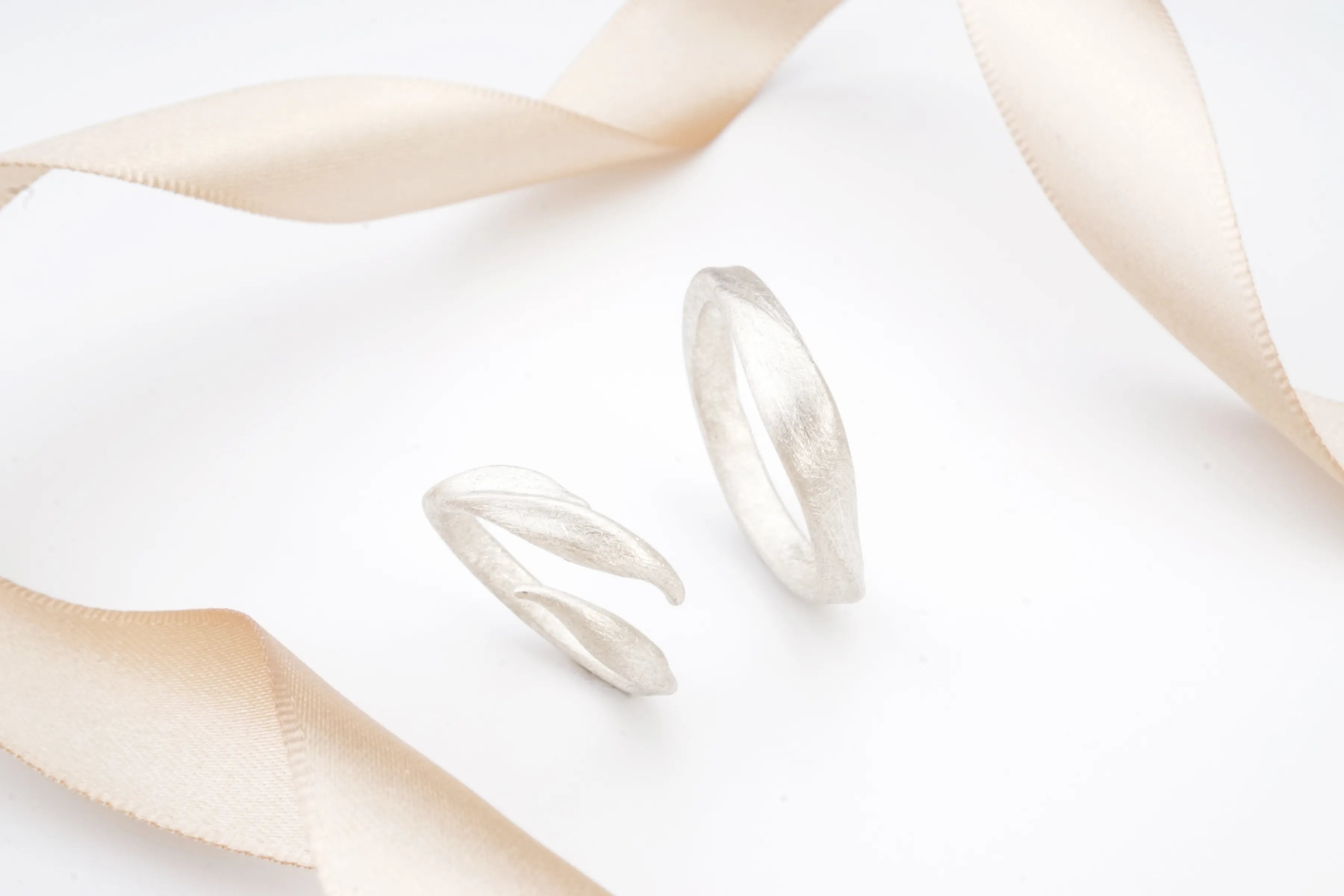 Chia Jewelry訂製婚戒對戒品牌推薦分享，手工製作植物主題簡約婚戒，獨特刷紋清新優雅設計