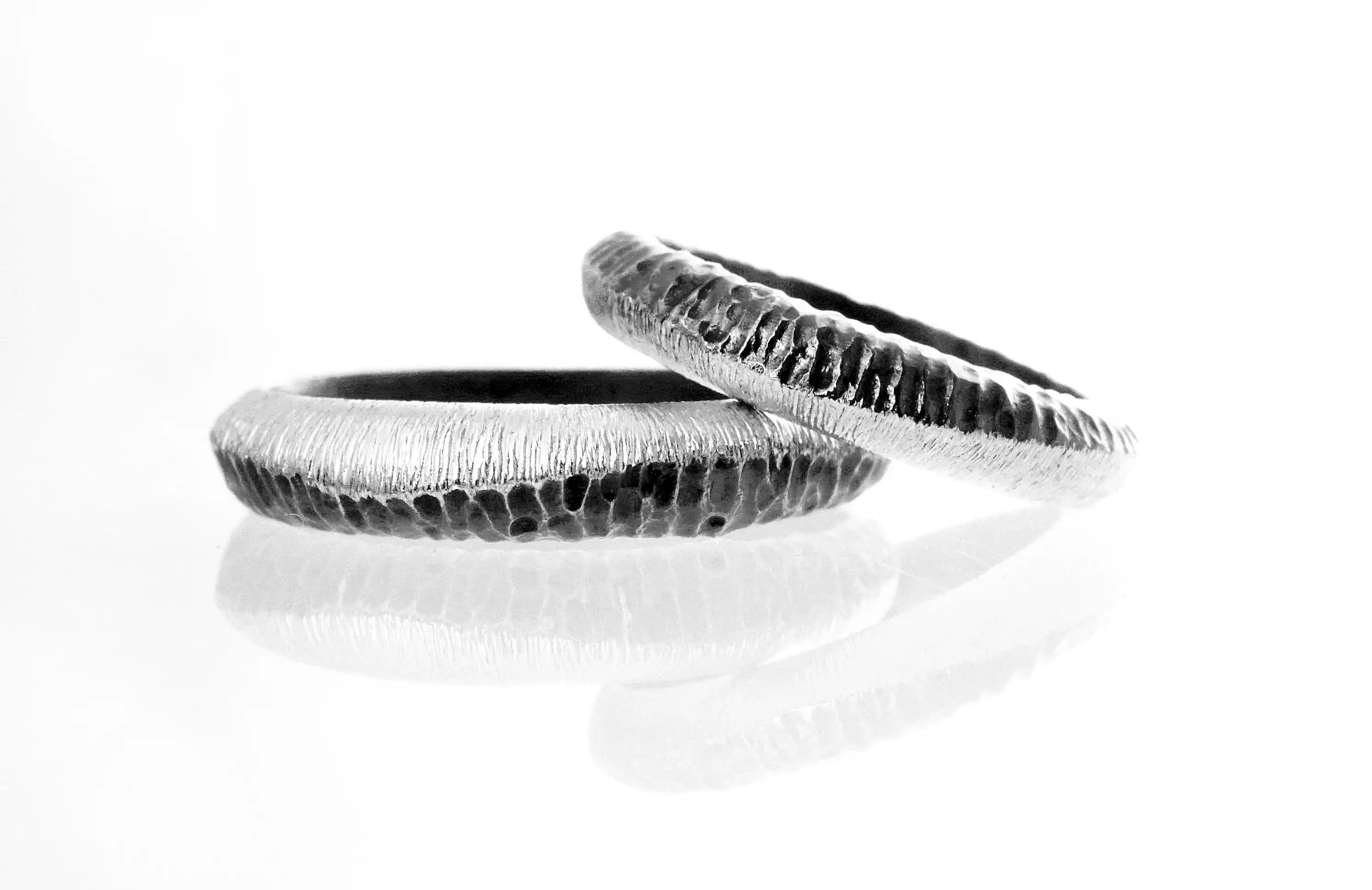Chia Jewelry婚戒對戒客製化，手工製作專屬質感，黑白雙色獨特設計簡約款式