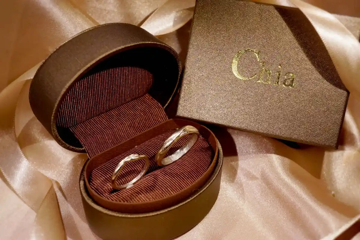 Chia Jewelry訂製k金婚戒鑽戒品牌推薦分享，獨特紋路的簡約婚戒設計，以14k金和鑽石手工製作