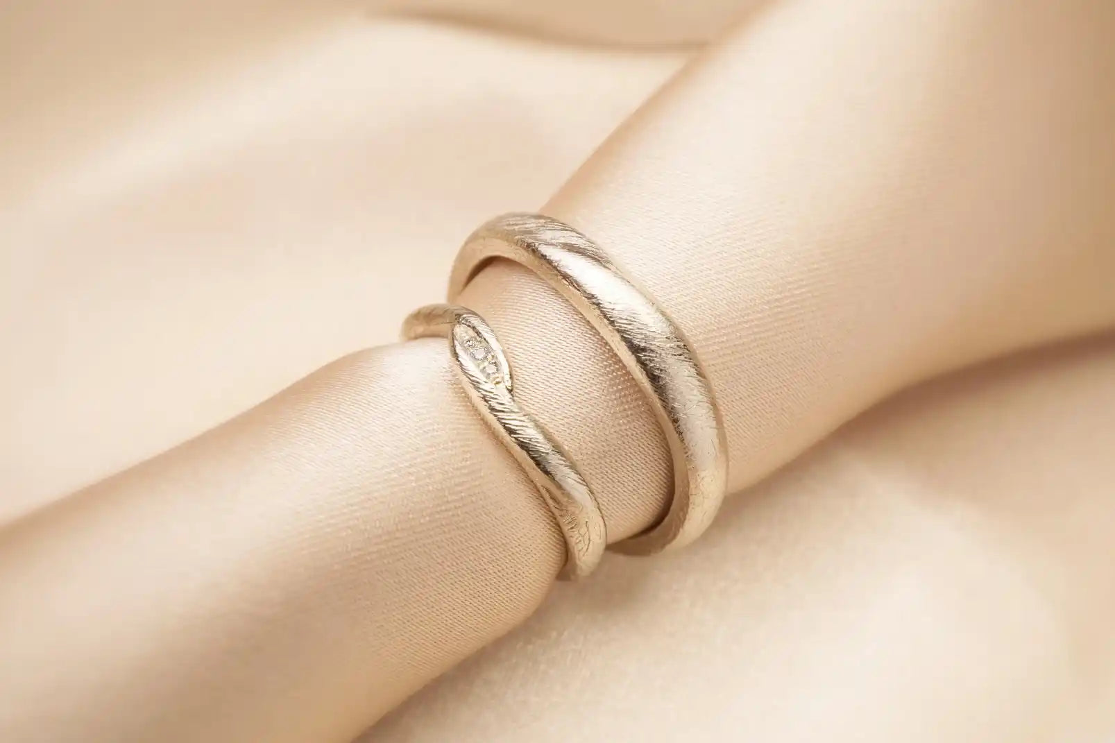 Chia Jewelry客製化簡約對戒介紹，獨特紋路的簡約婚戒設計，以14k金和鑽石手工製作