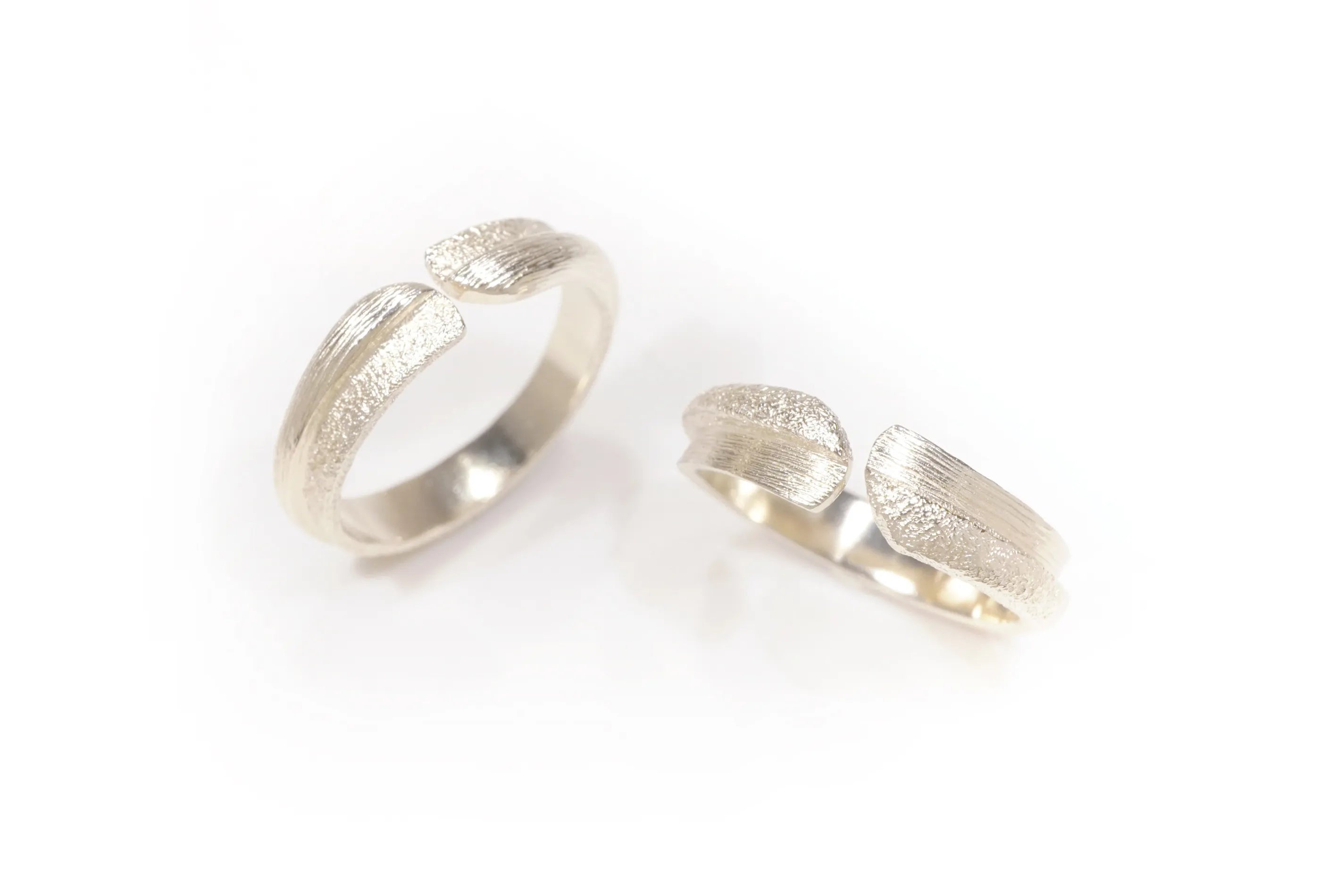 Chia Jewelry客製化k金婚戒對戒，以擁抱為主題的獨特簡約婚戒設計，可調式婚戒採用14k金製作
