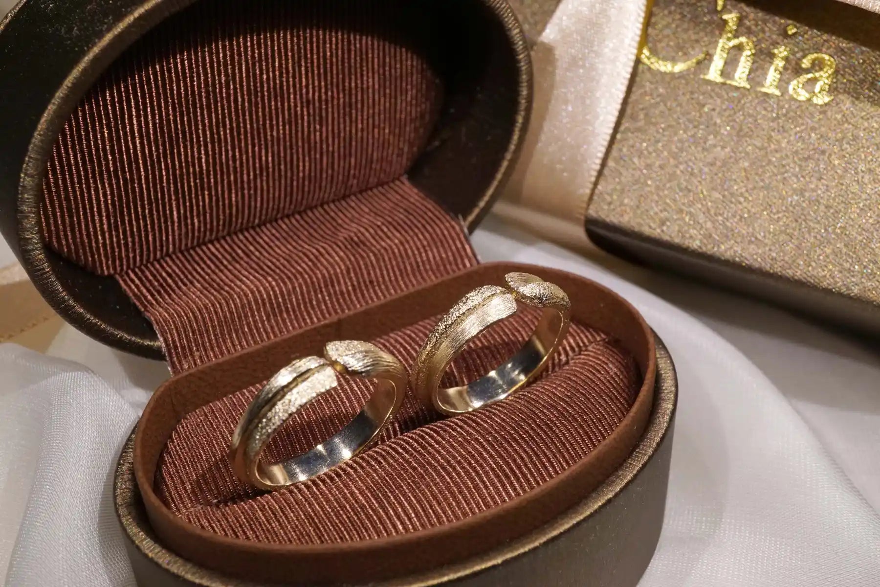 Chia Jewelry客製化k金婚戒對戒品牌推薦分享，以擁抱為主題的獨特簡約婚戒設計，可調式婚戒採用14k金製作