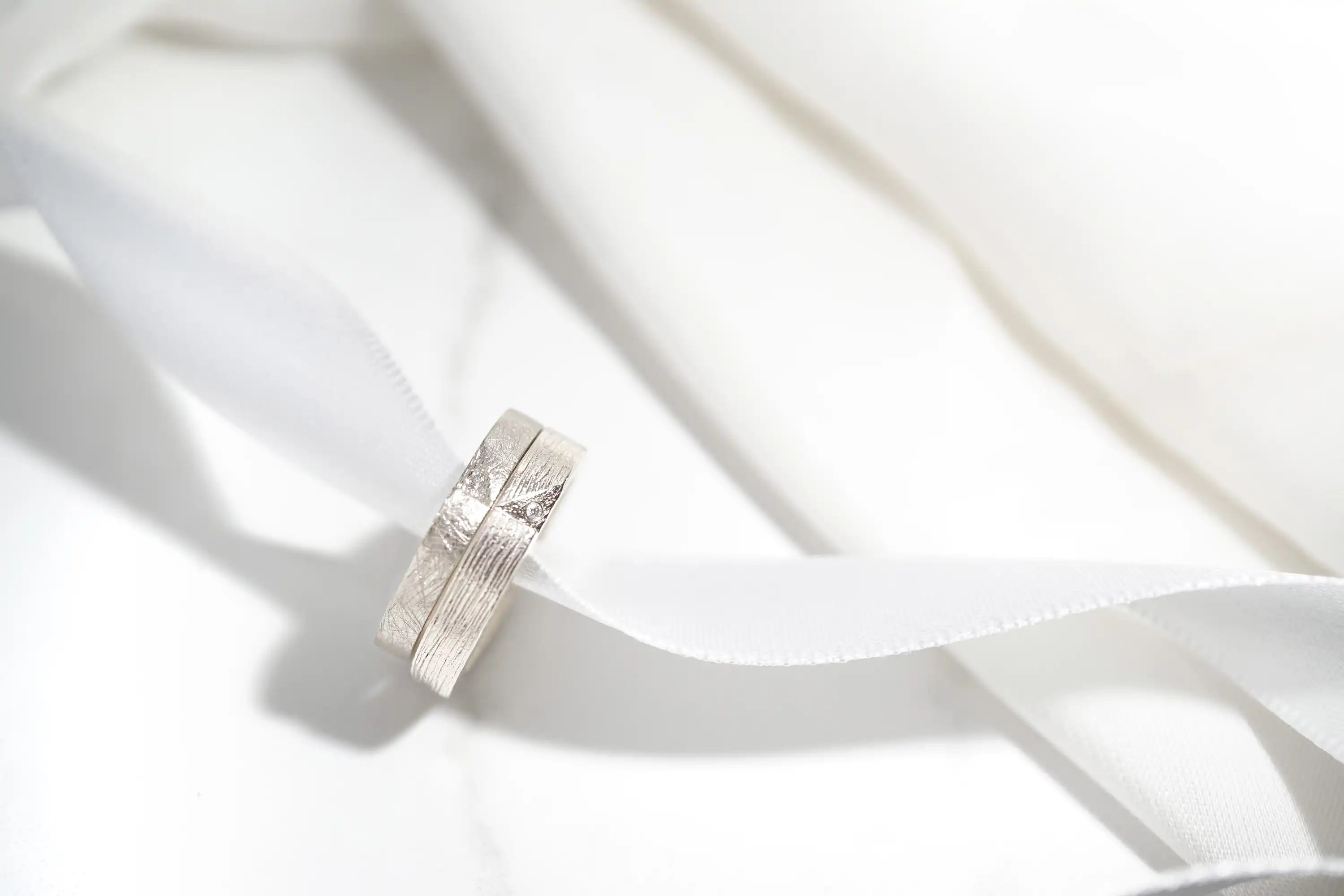Chia Jewelry婚戒與週年對戒客製化，以字母k為設計，獨特質感紋路k金婚戒款式