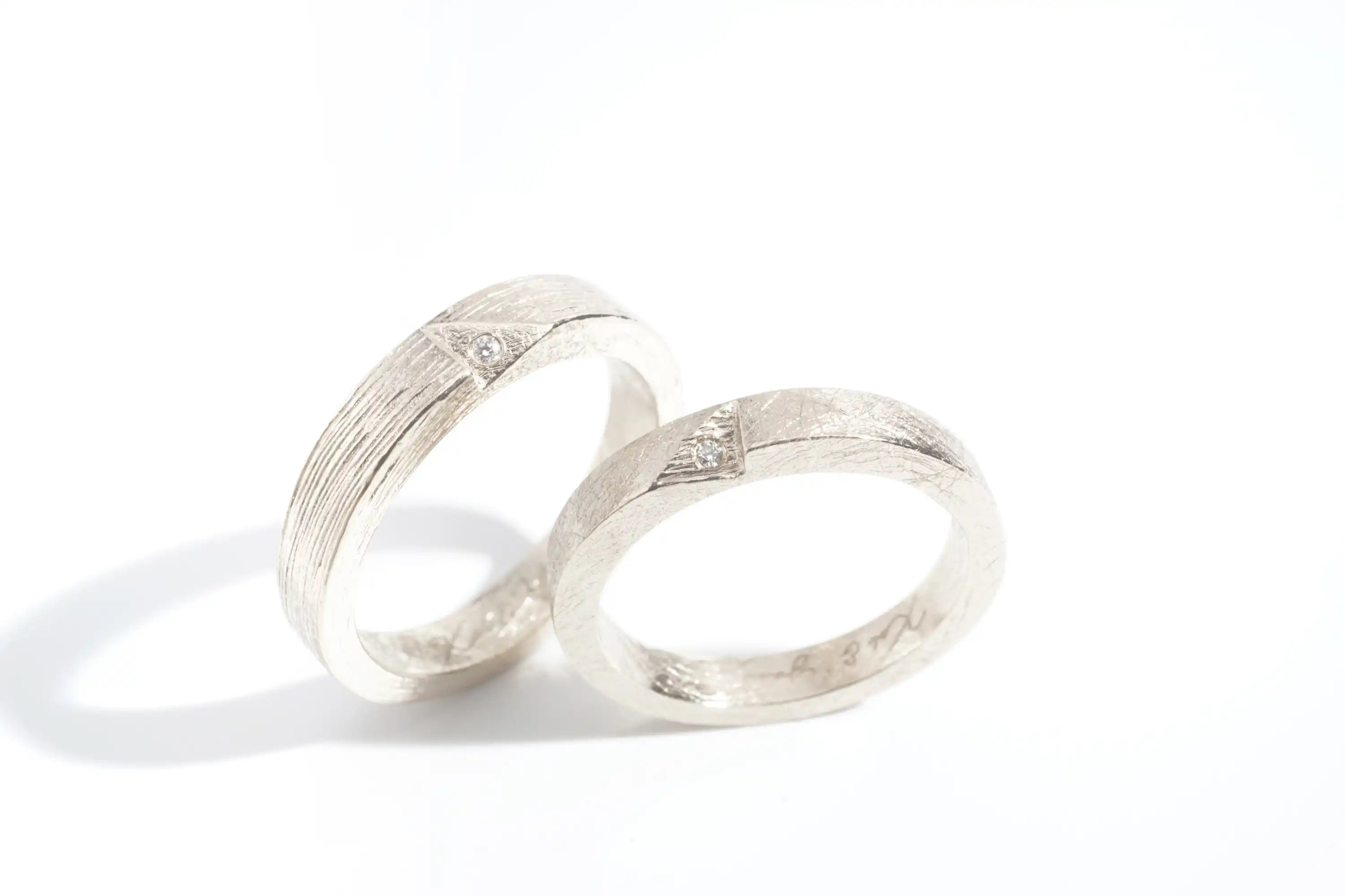 Chia Jewelry婚戒與週年對戒客製化推薦分享，簡約婚戒設計，獨特質感紋路k金婚戒款式