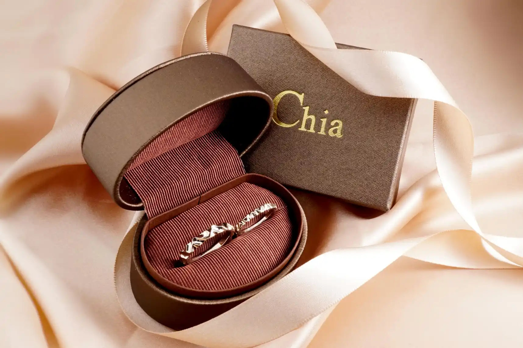 Chia Jewelry婚戒對戒客製化品牌推薦分享，獨特簡約設計k金婚戒款式，手工打造你們的夢想婚戒
