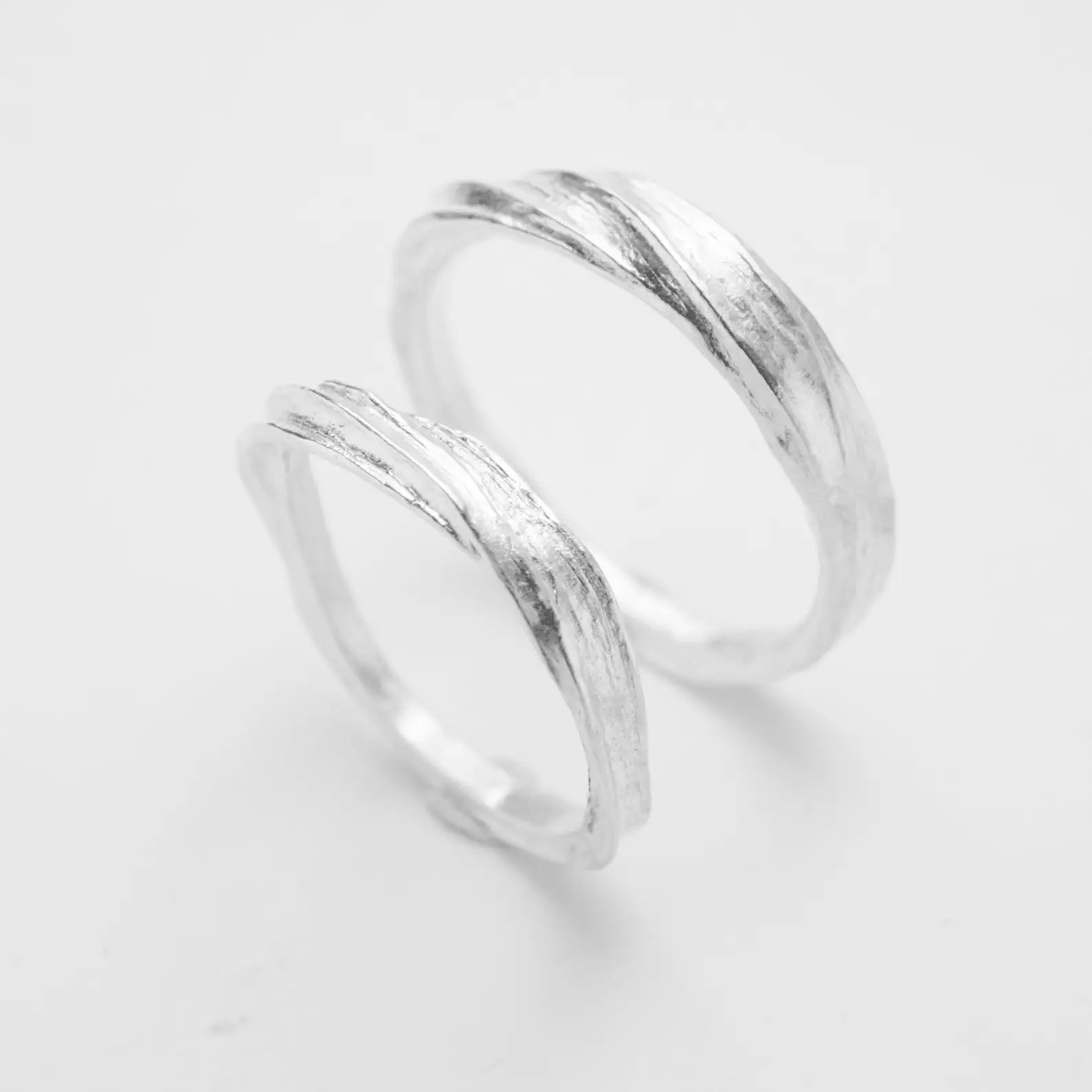 Chia Jewelry訂製婚戒對戒品牌推薦分享，以水為主題的獨特簡約婚戒設計，手工打造你的夢想婚戒