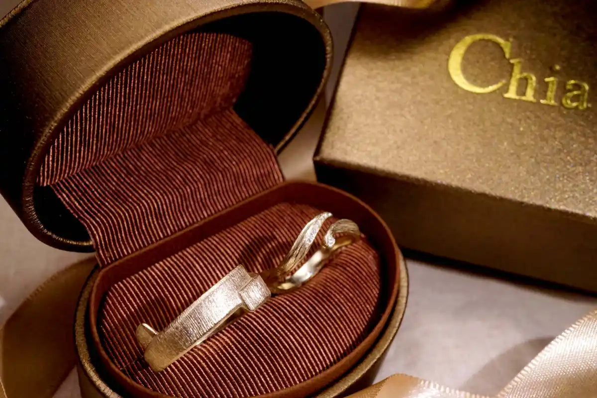 Chia Jewelry客製化k金婚戒對戒品牌推薦分享，以風雨為主題的獨特簡約婚戒設計，採用14k金和鑽石製作