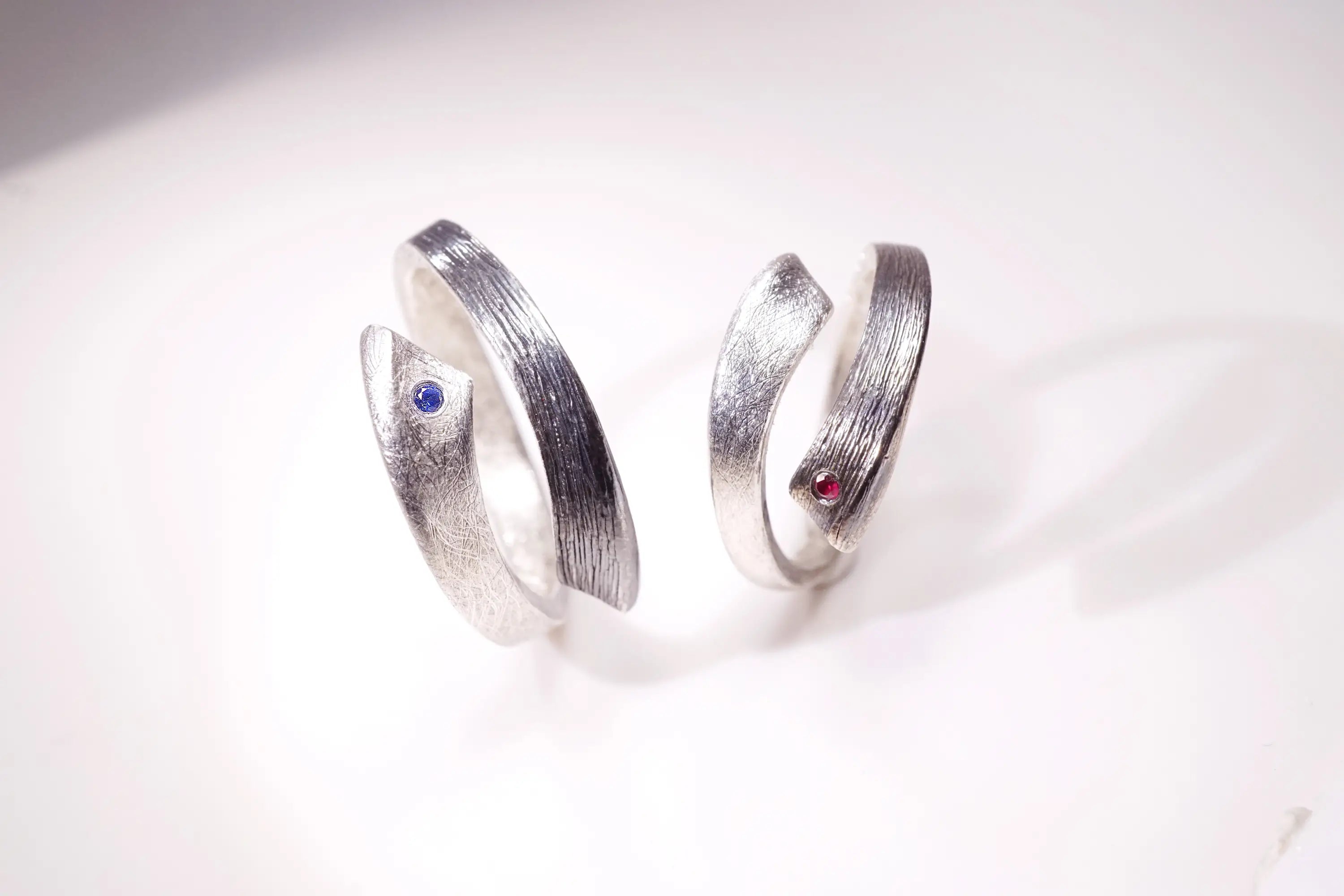 Chia Jewelry婚戒對戒客製化，鑲紅寶藍寶，黑白雙色獨特設計簡約款式