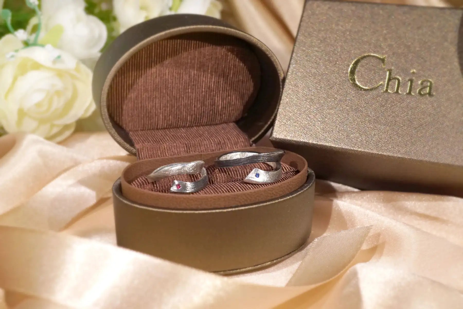 Chia Jewelry婚戒對戒客製化品牌推薦分享，鑲紅寶藍寶，黑白雙色獨特設計簡約款式