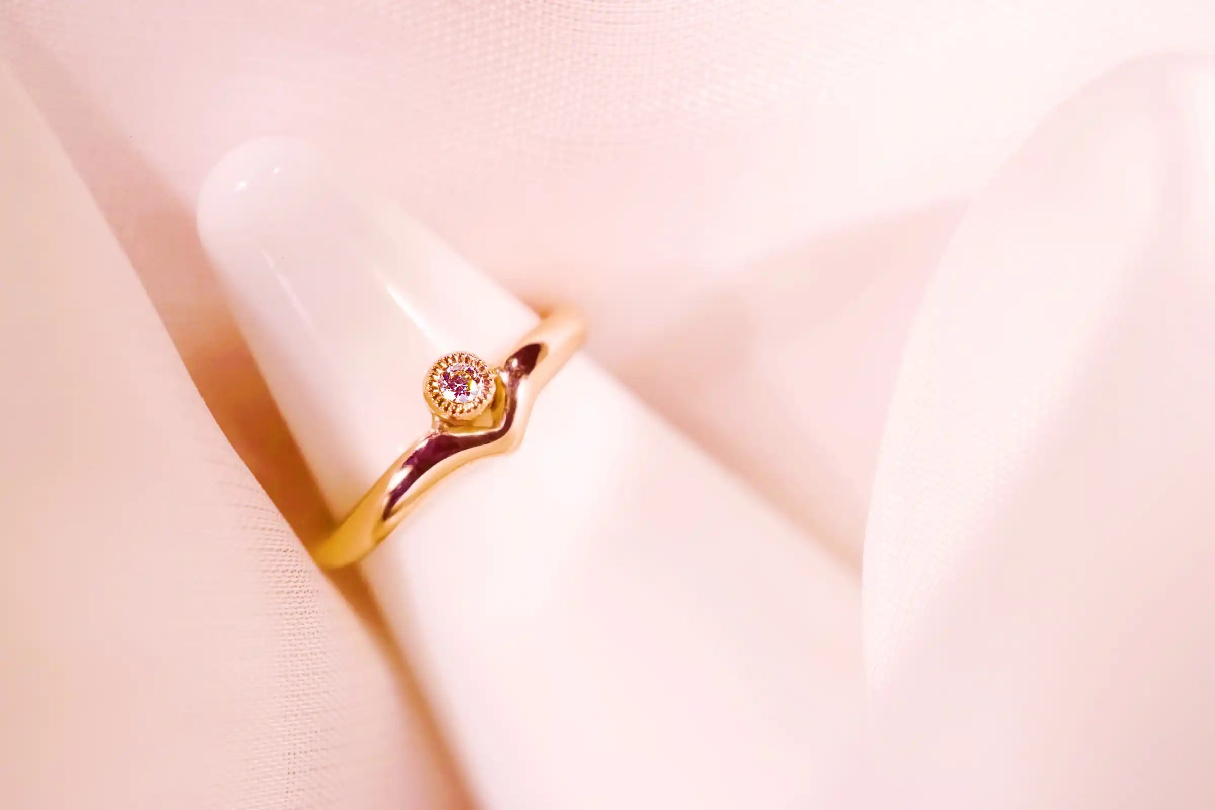 Chia Jewelry訂製k金鑽石婚戒求婚戒推薦分享，以微笑為主題，獨特優雅的求婚戒指設計