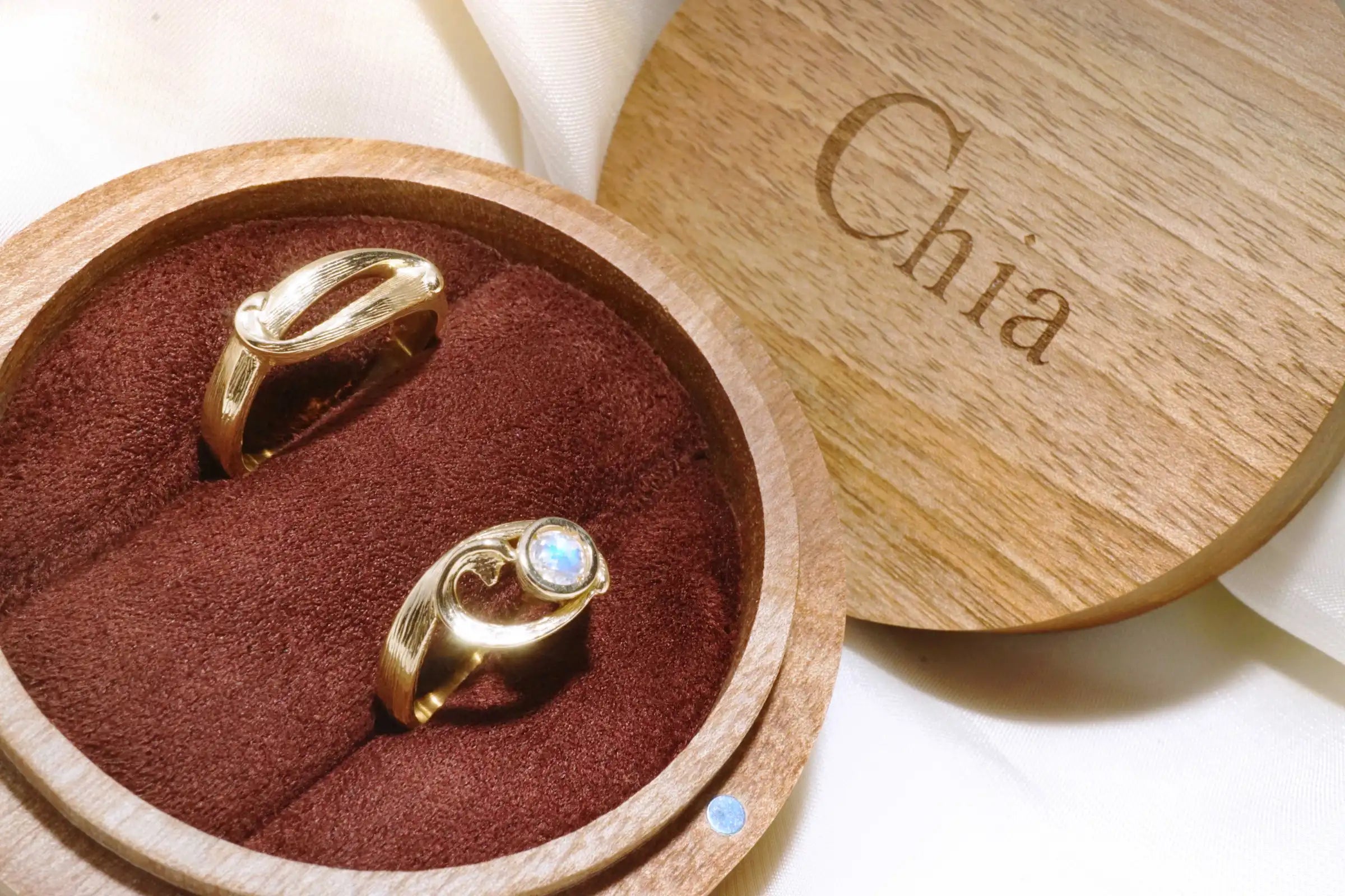 Chia Jewelry訂做婚戒與客製化對戒服務推薦分享，以月光石與14k金打造的浪漫設計風格獨特婚戒