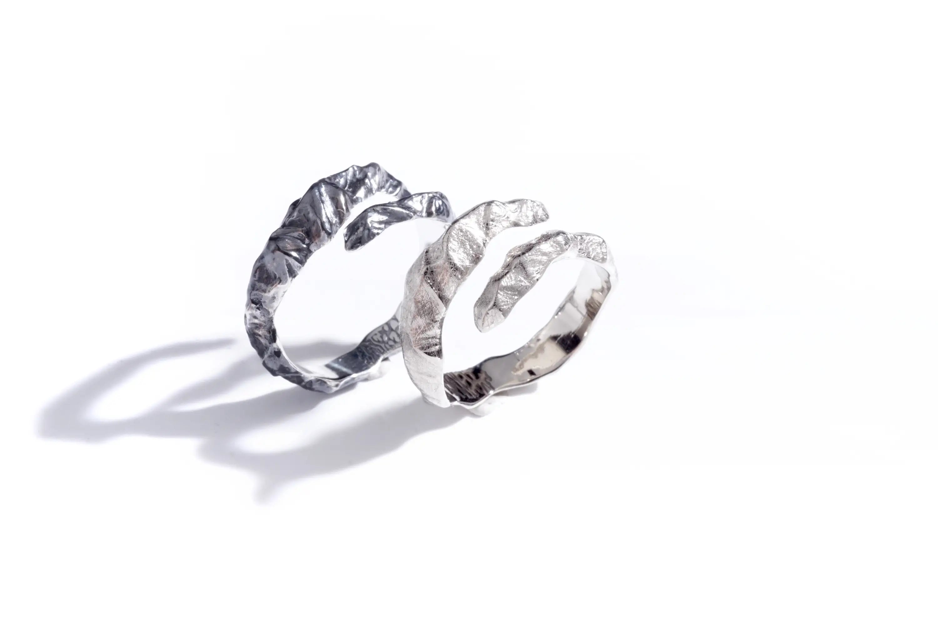 Chia Jewelry訂做婚戒客製化對戒服務，獨特設計，以山為設計主題的925銀手工訂製對戒。