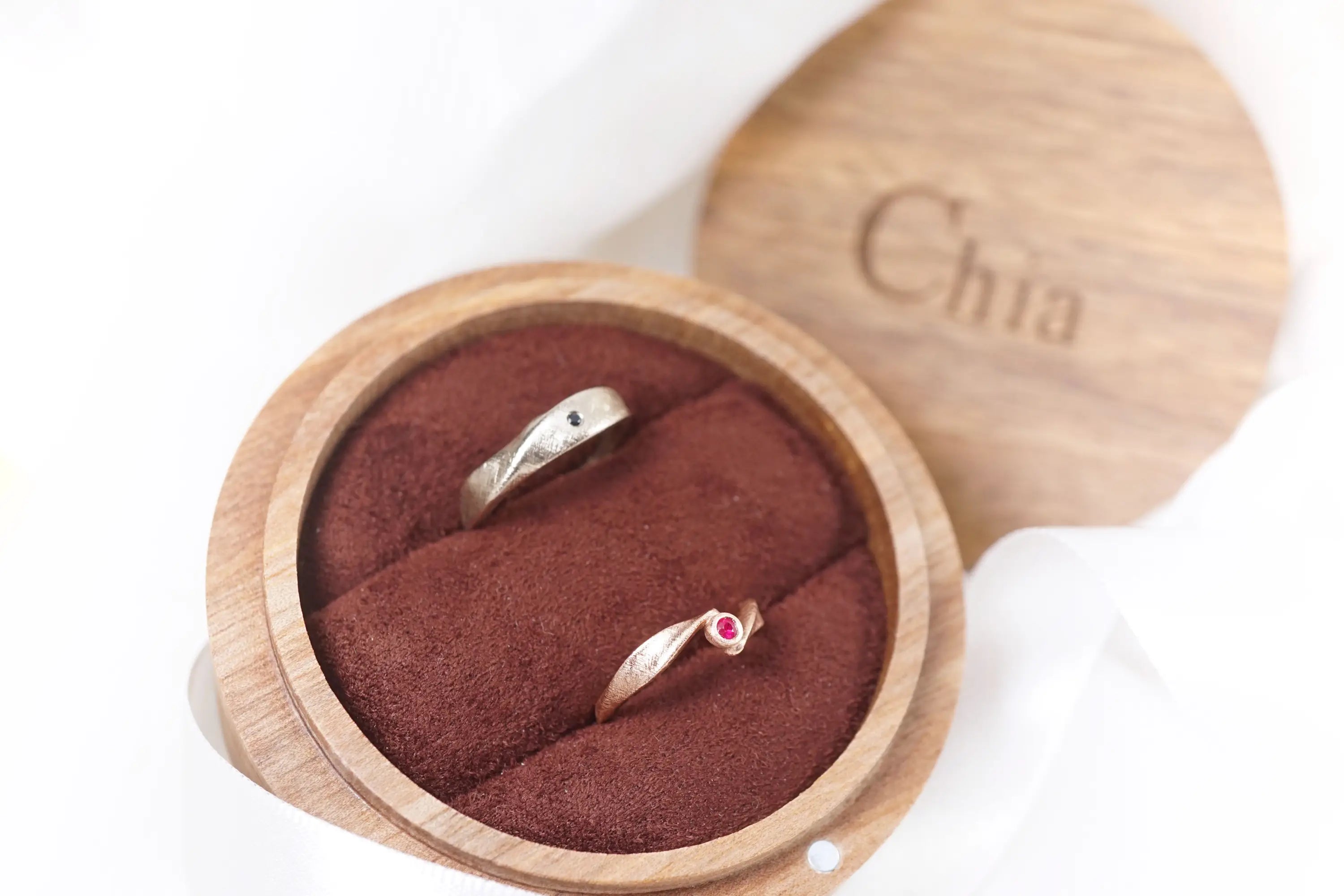 Chia Jewelry簡約客製化婚戒訂做顧客推薦與分享，以尖晶石與紅寶石結合14k金手工製作的客製化對戒。