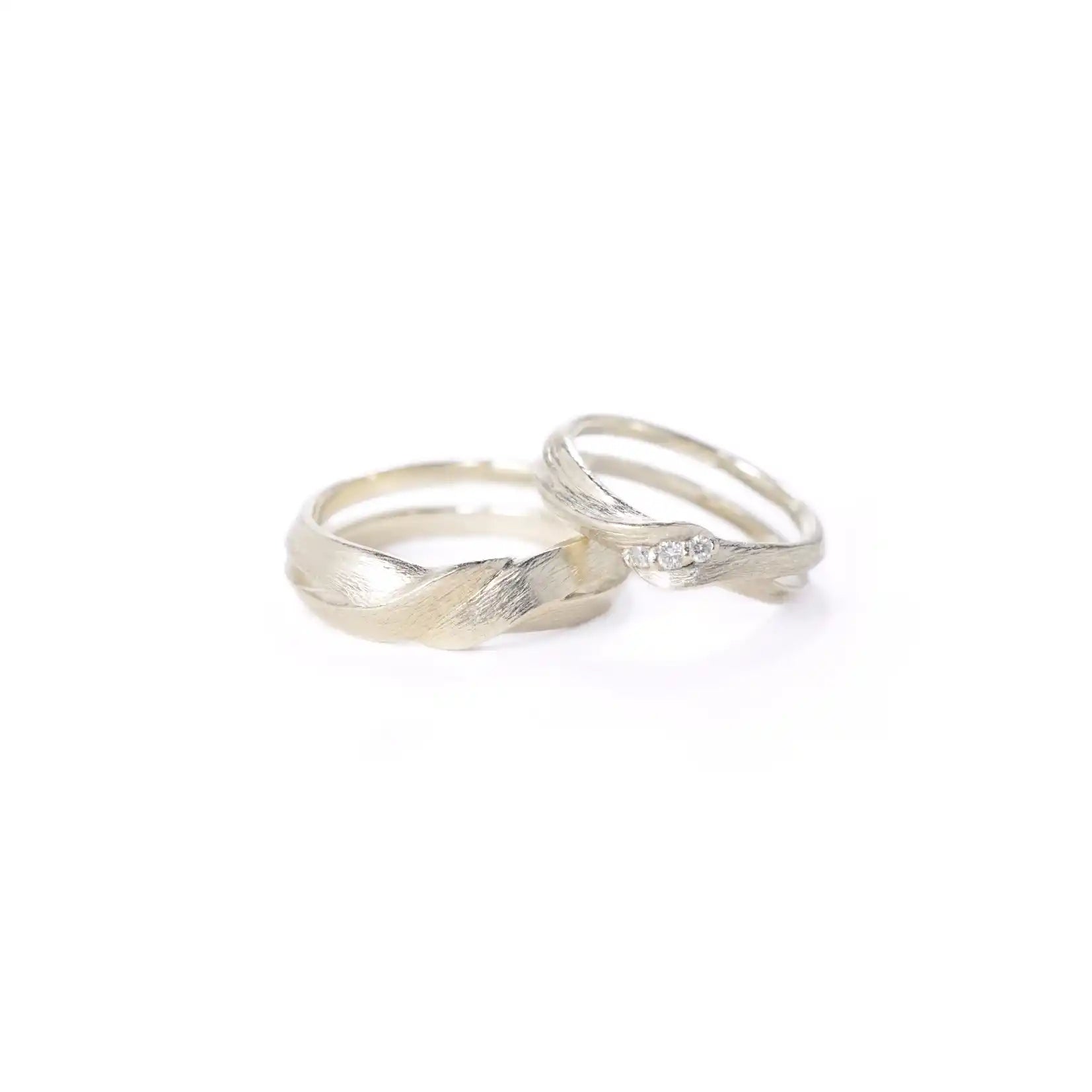 Chia Jewelry簡約婚戒對戒客製化，以平行線為設計靈感，鑲鑽簡約婚戒款式