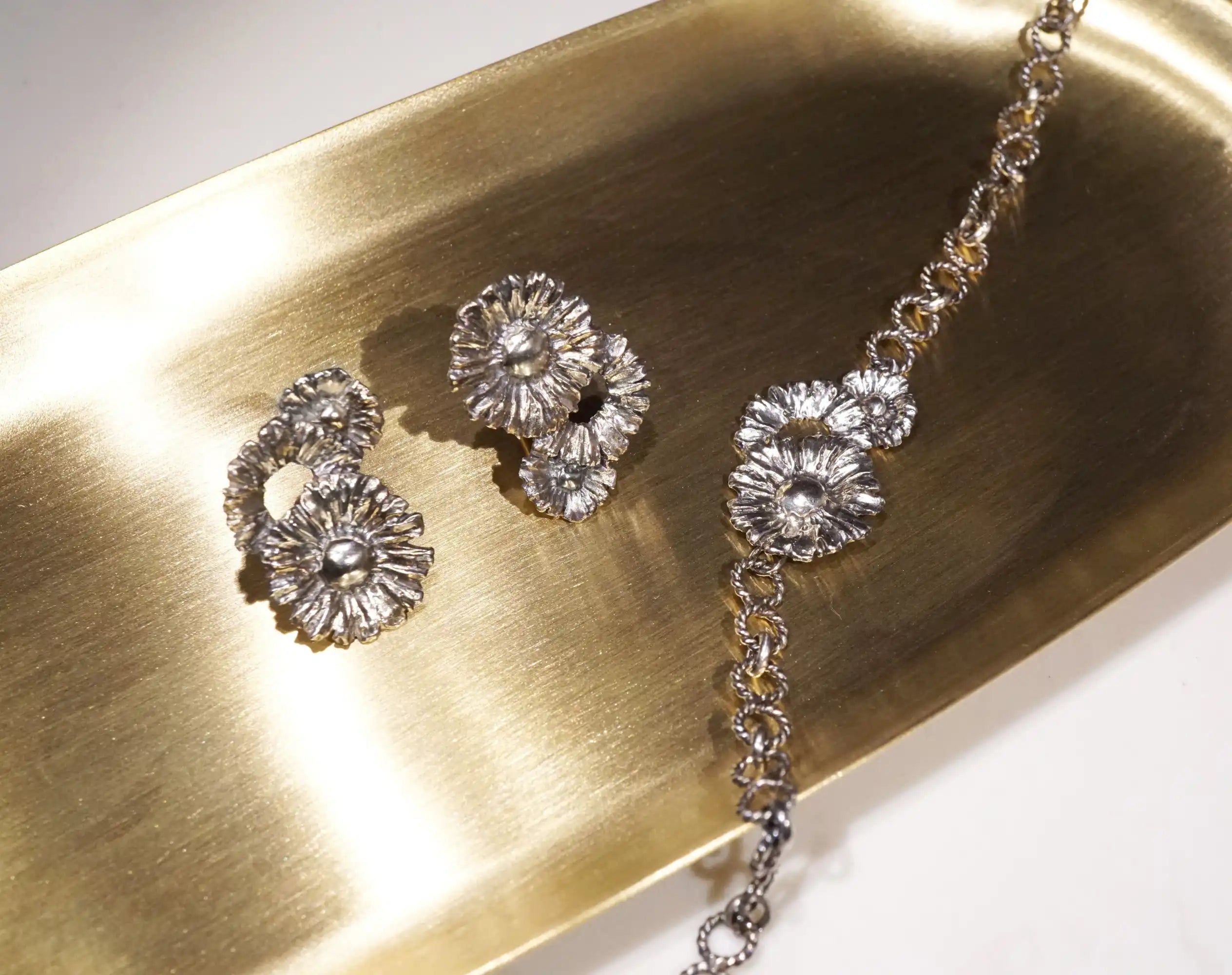 Chia Jewelry輕珠寶品牌花朵首飾系列，925純銀小雛菊花朵手鍊