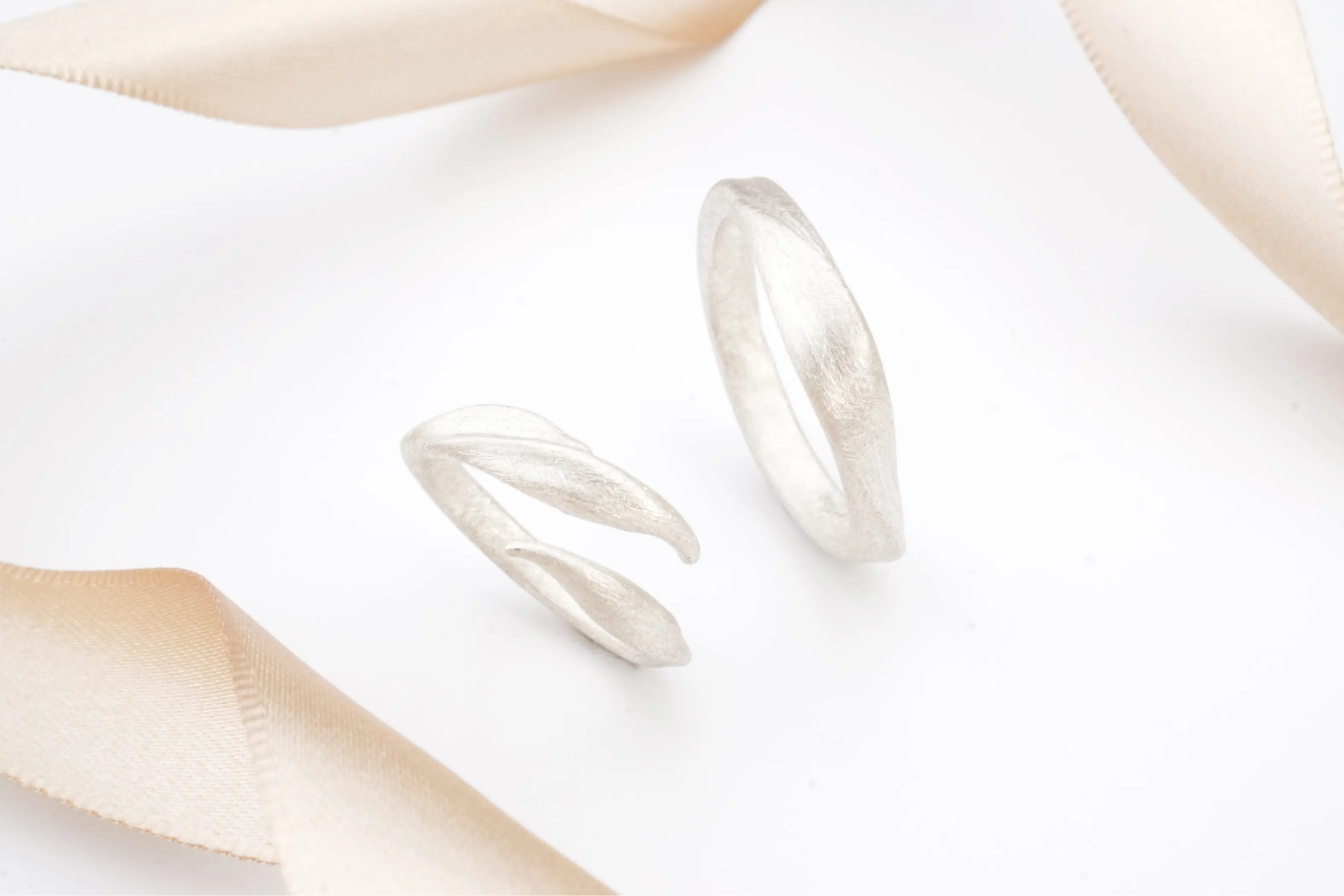 Chia_jewelry_bespoke_wedding_rings_Symbiosis.webp