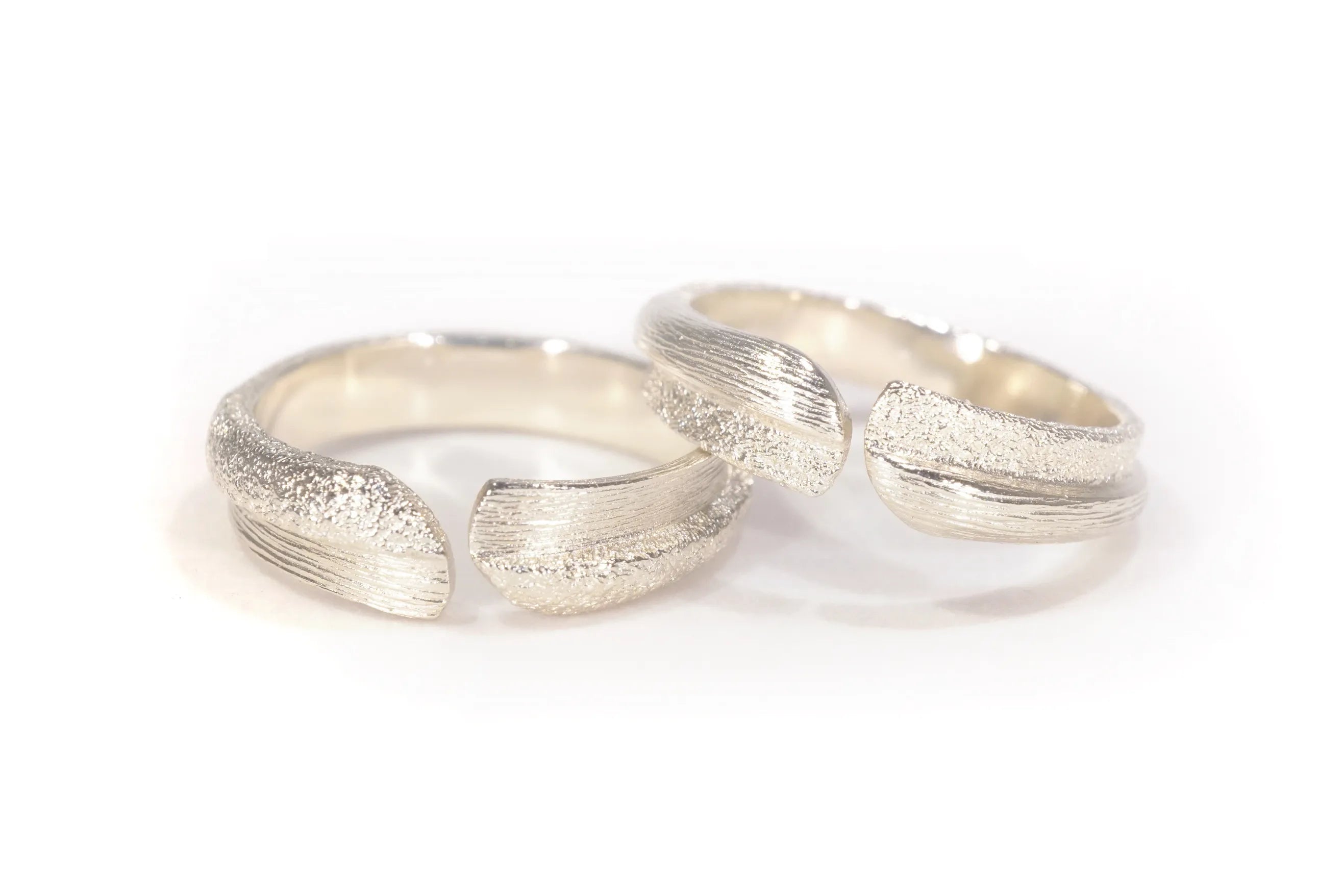 Chia_jewelry_bespoke_wedding_rings_embrace_8.webp