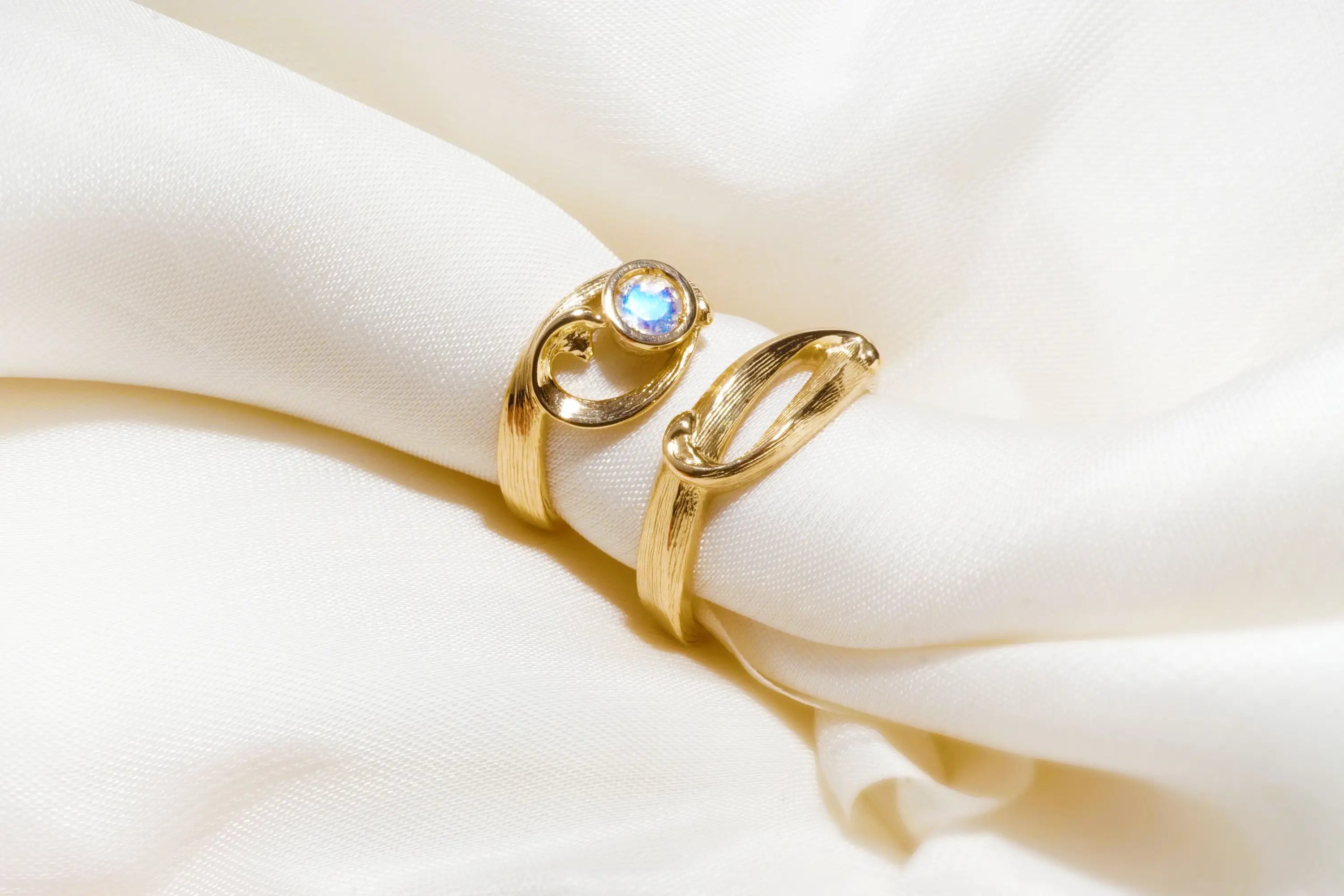 Chia_jewelry_moonstone_custom_gold_wedding_ring-7.webp