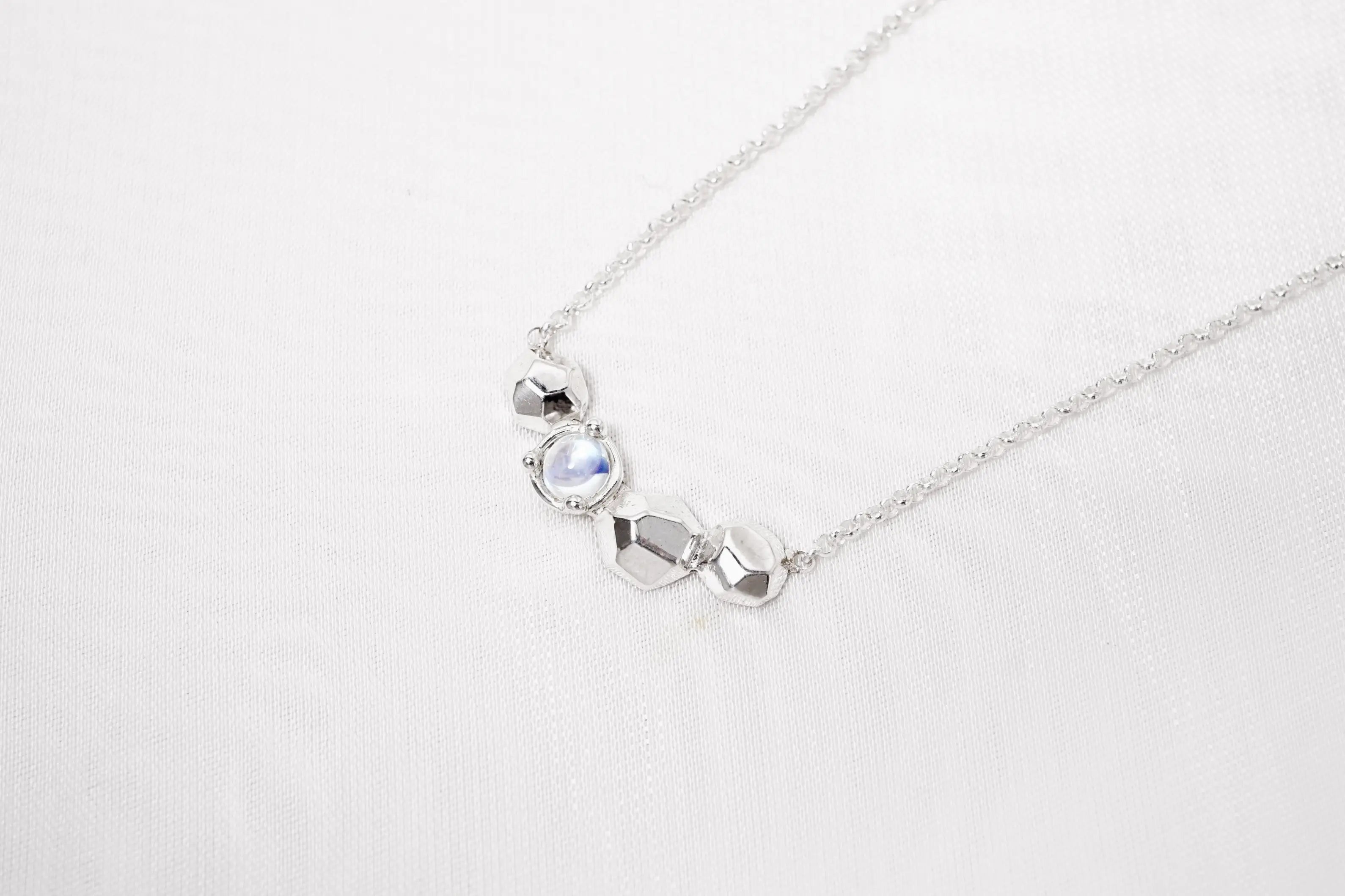 Chia Jewelry簡約設計感鎖骨鏈，以925銀與月光石製作