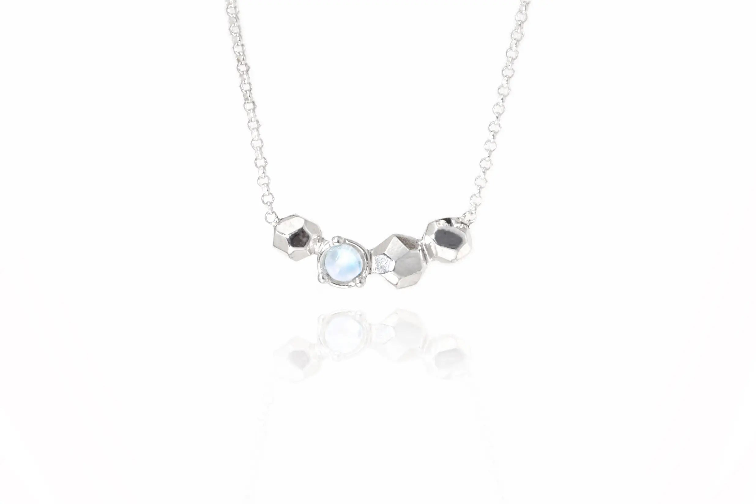 Chia Jewelry簡約設計感鎖骨鏈，以925銀與月光石製作